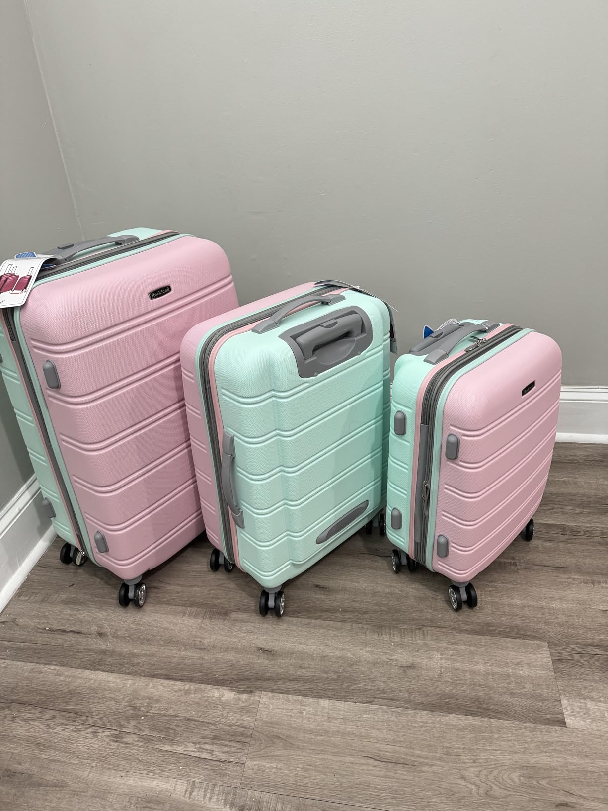 Rockland Melbourne Hardside Expandable Spinner Wheel Luggage, Silver, 3-Piece Set (20/24/28) customer photo 1