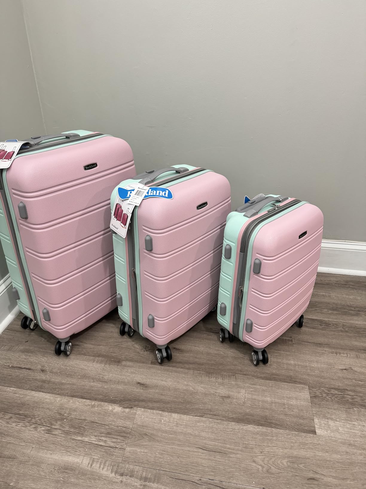 Rockland Melbourne Hardside Expandable Spinner Wheel Luggage, Silver, 3-Piece Set (20/24/28) customer photo 2