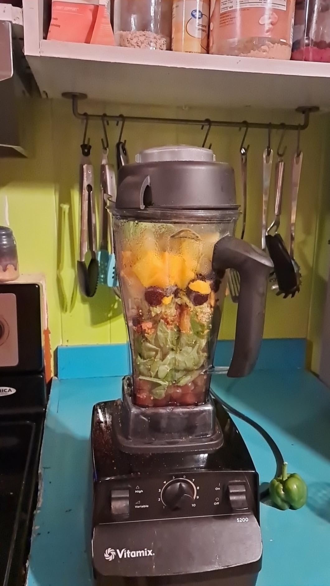 Vitamix 5200 Blender, Professional-Grade Blender for Smoothies, Soups, Ice Cream and More, Stainless-Steel Blades, Self-Cleaning Kitchen Appliance, 64 Oz Container, Black customer photo 1