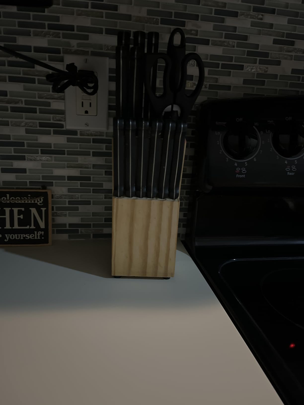 Amazon Basics 14-Piece High Carbon Stainless Steel Kitchen Knife Set with Full Tang Construction, Ergonomic Handles, Sharpener and Pinewood Block customer photo 1