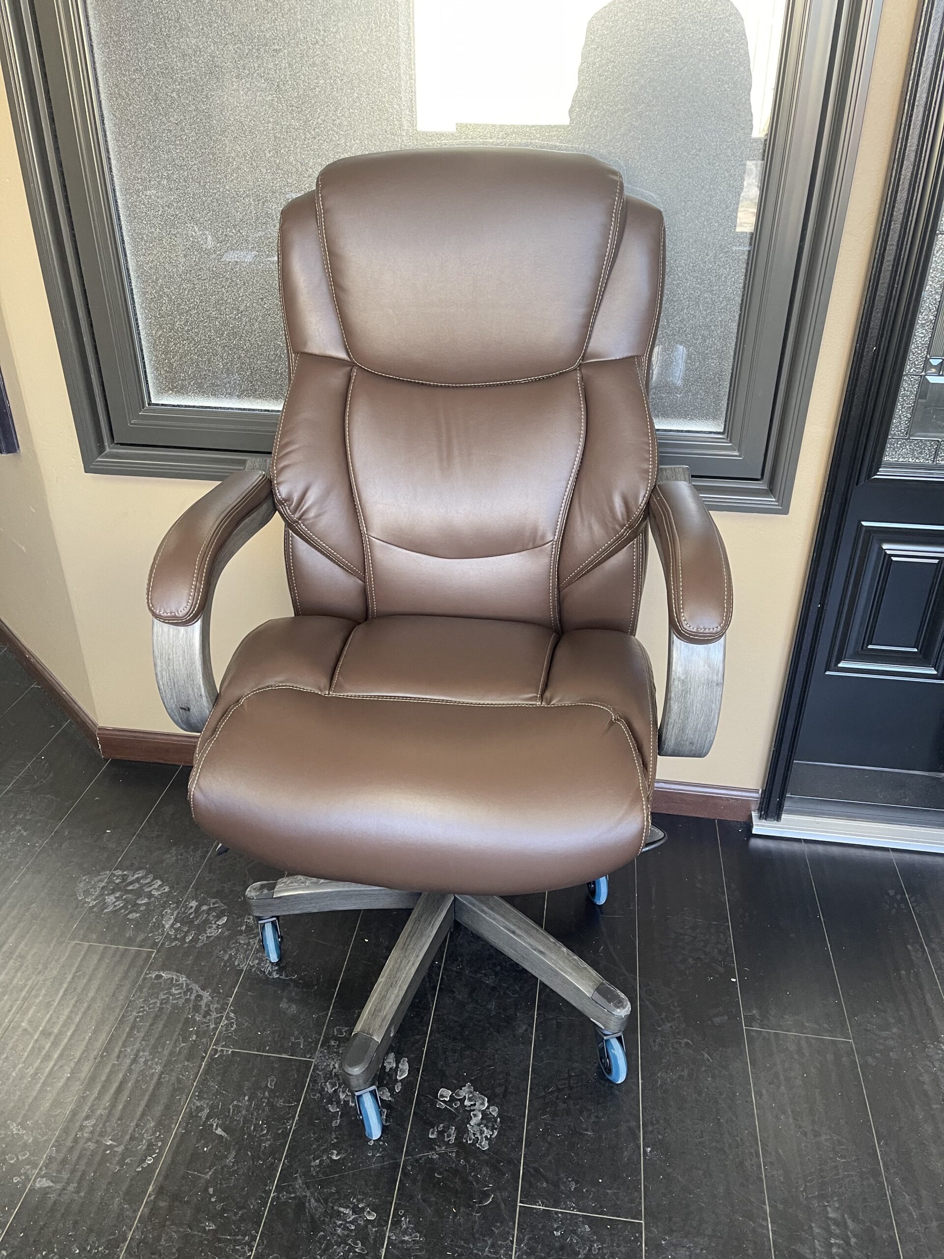 La-Z-Boy Delano Big and Tall Executive Office Chair - Ergonomic Lumbar Support Memory Foam - Bonded Leather Desk Chair for Home Office - Mahogany Wood Arms - Chestnut Brown customer photo 1