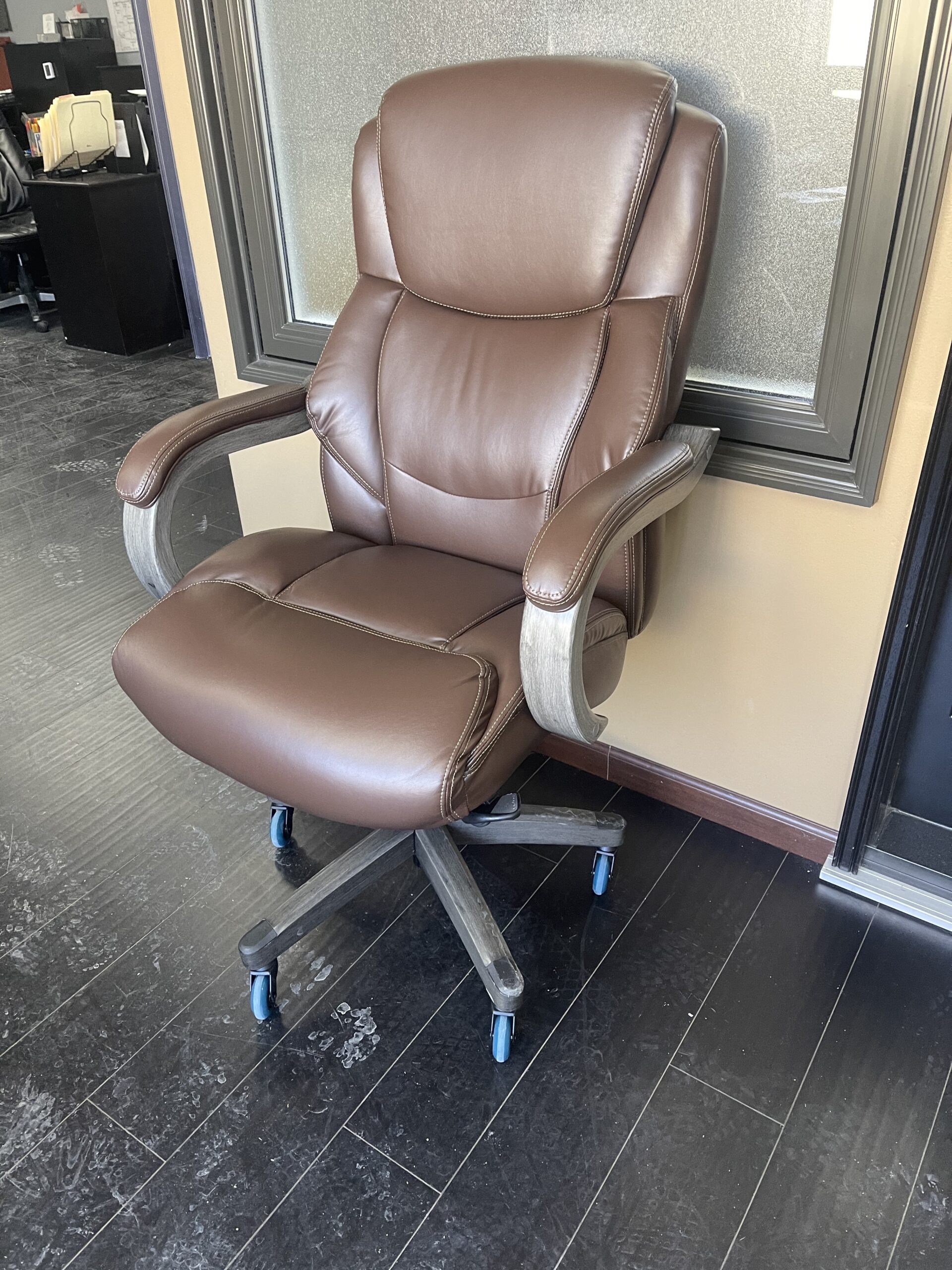 La-Z-Boy Delano Big and Tall Executive Office Chair - Ergonomic Lumbar Support Memory Foam - Bonded Leather Desk Chair for Home Office - Mahogany Wood Arms - Chestnut Brown customer photo 2