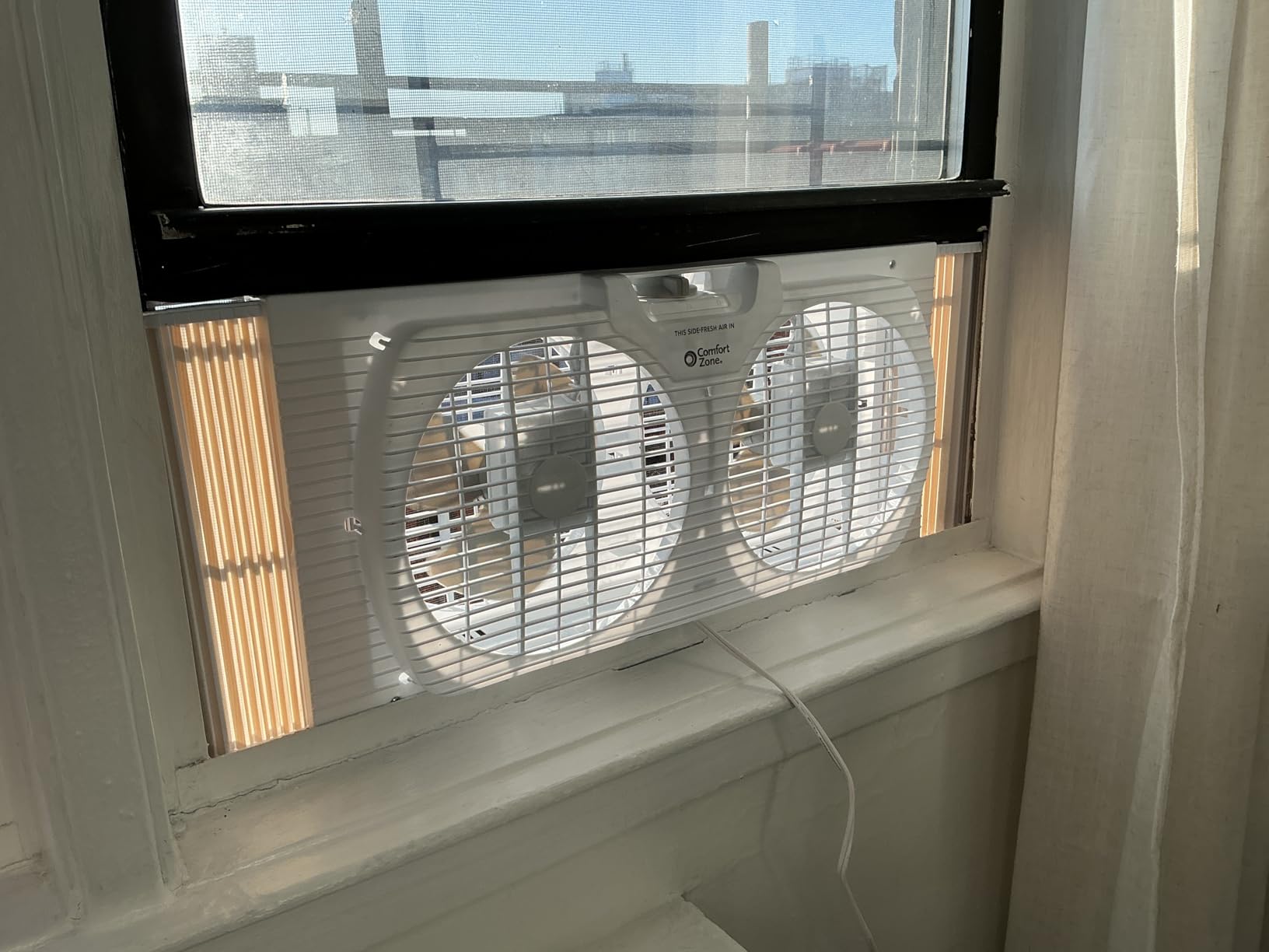 Comfort Zone Twin Window Fan with Reversible Airflow Control, 9 inch, Auto-Locking Expanders, 2 Speed Fan, Dual Fan, Exhaust, Airflow 9.84 ft/sec, Ideal for Home, Kitchen, Bedroom & Office, CZ319WT customer photo 2