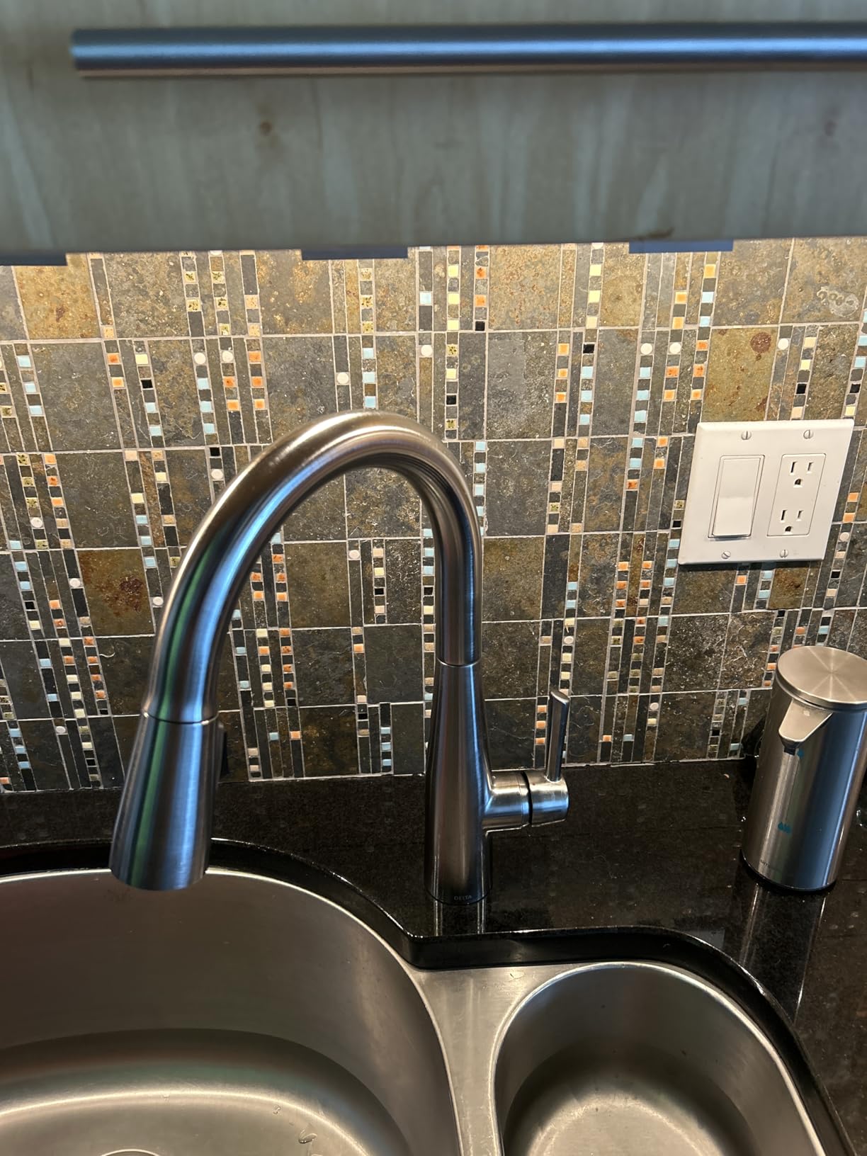 Delta Essa Brushed Nickel Kitchen Faucet with Pull Down Sprayer, Modern Single Hole Kitchen Sink Faucet, Single Handle, Arctic Stainless customer photo 2