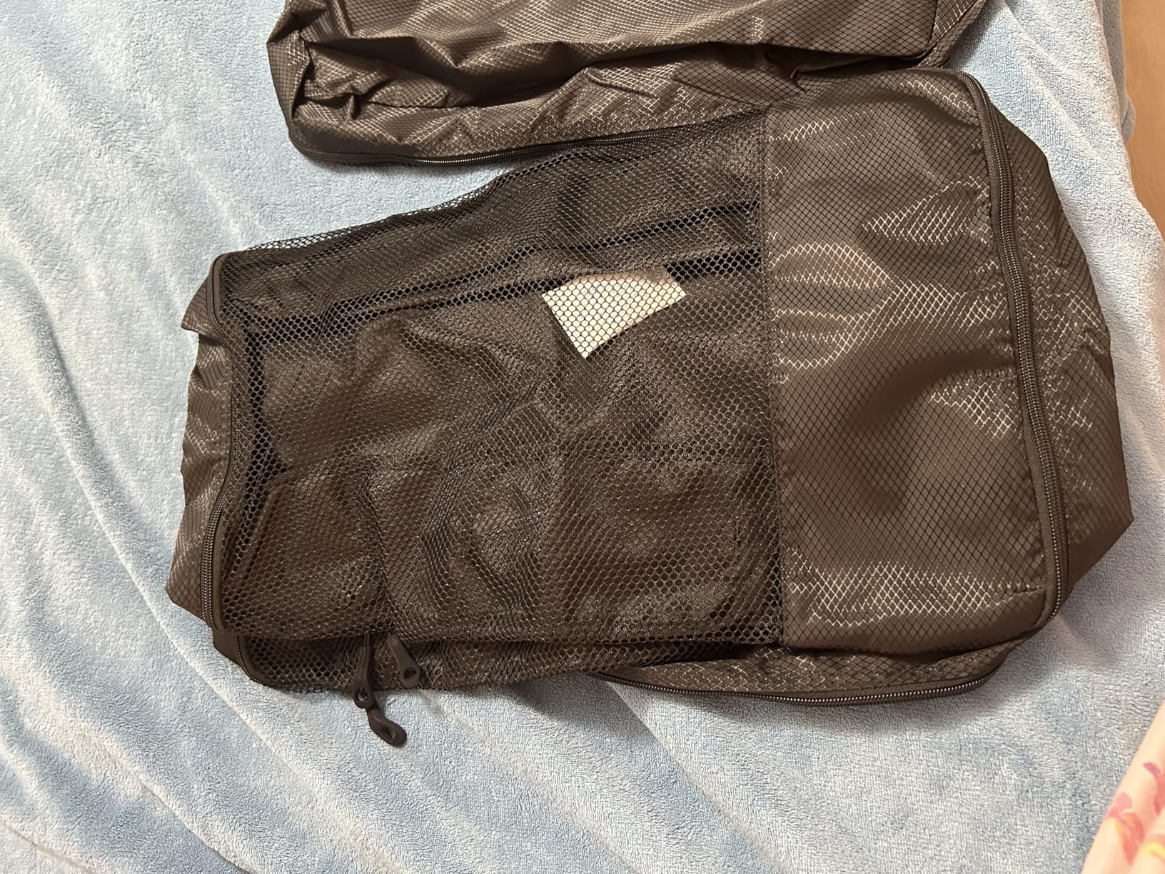 Amazon Essentials 4-Piece Packing Cubes Travel Accessories Set, Space-Saving Luggage Organizer with Double Zipper, Mesh Top Panel, Medium, Gray (Previously Amazon Basics) customer photo 1