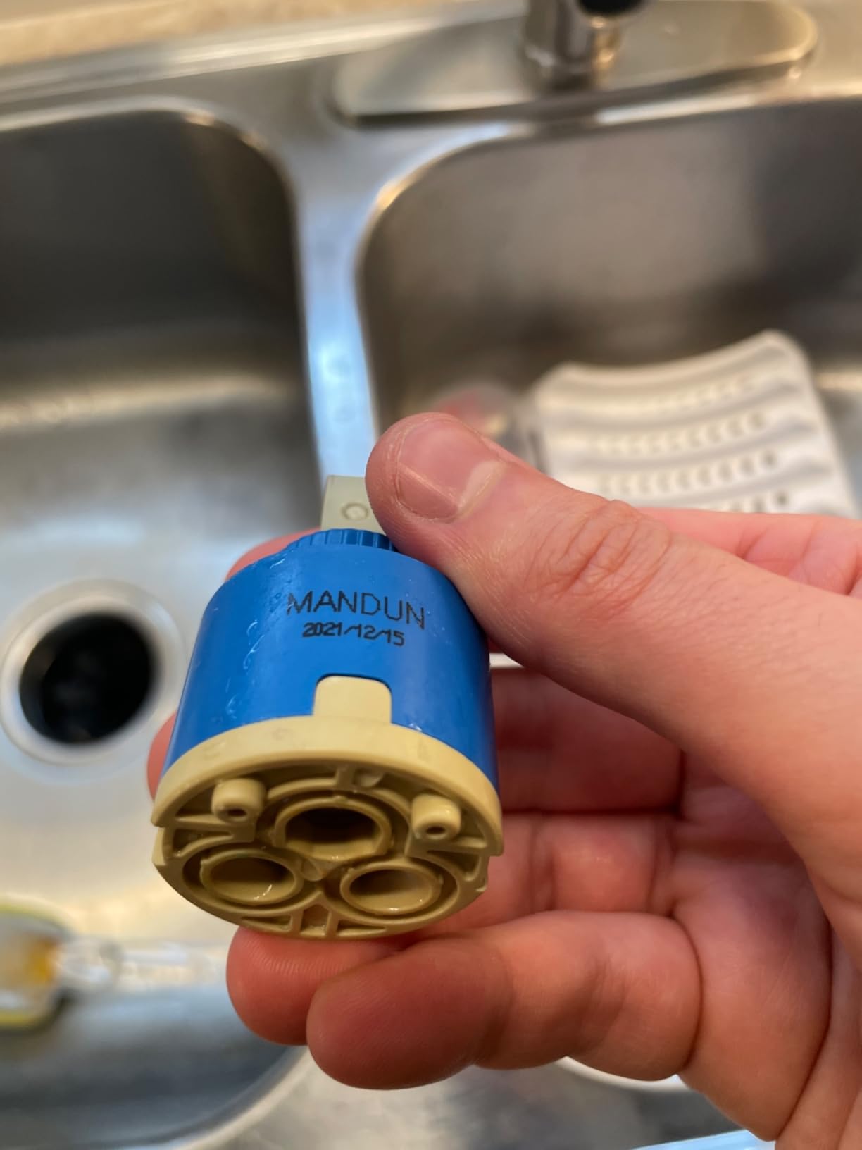 WEWE Single Handle High Arc Brushed Nickel Pull Out Kitchen Faucet, Single Level Stainless Steel Kitchen Sink Faucets with Pull Down Sprayer customer photo 1