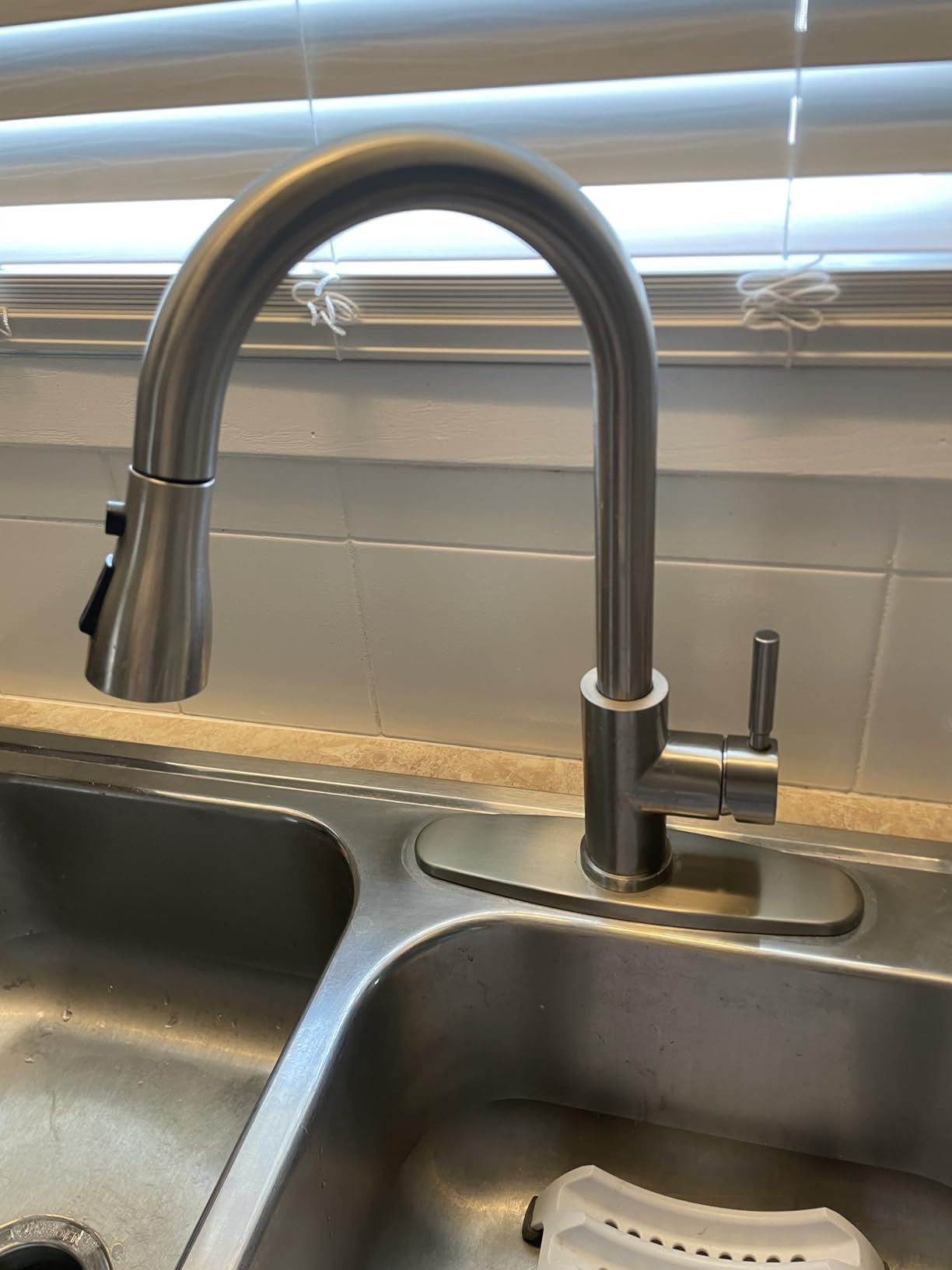 WEWE Single Handle High Arc Brushed Nickel Pull Out Kitchen Faucet, Single Level Stainless Steel Kitchen Sink Faucets with Pull Down Sprayer customer photo 2