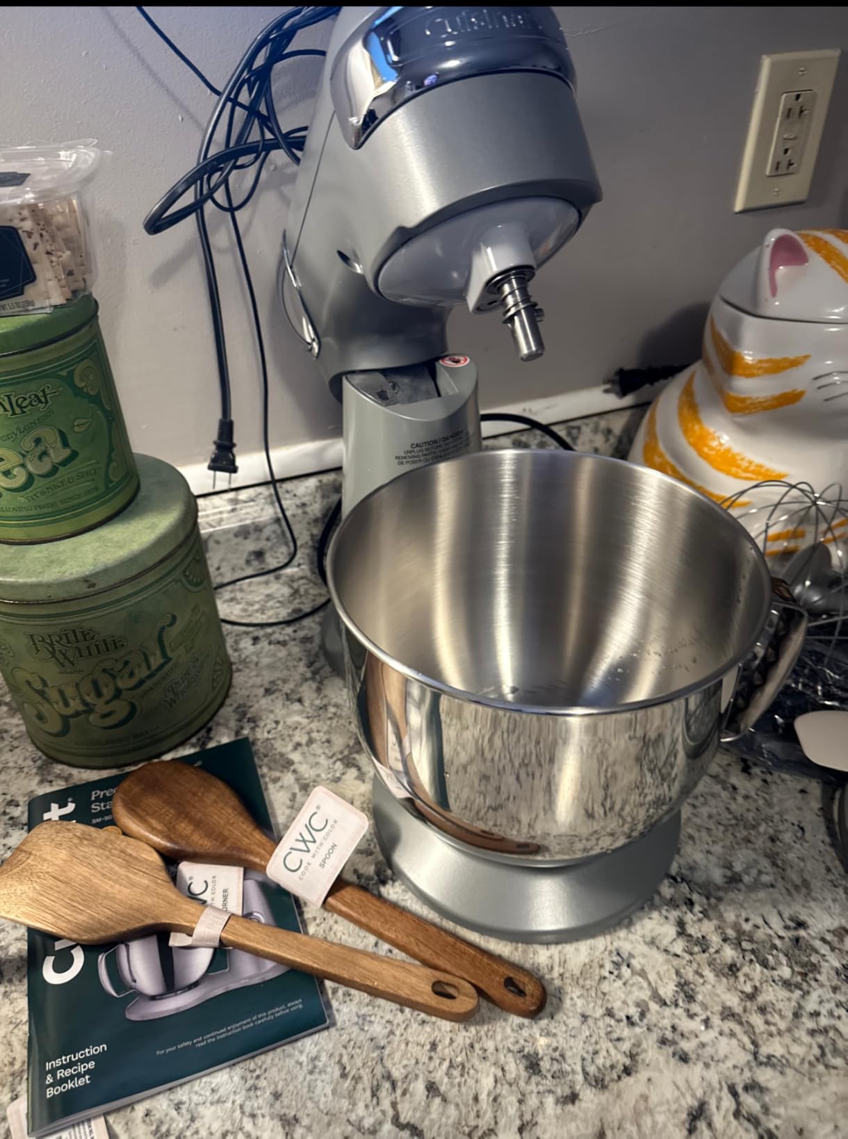 Cuisinart Stand Mixer, 12 Speeds, 5.5-Quart Mixing Bowl, Chef's Whisk, Flat Mixing Paddle, Dough Hook, and Splash Guard with Pour Spout, Silver Lining, SM-50BCNAS customer photo 1