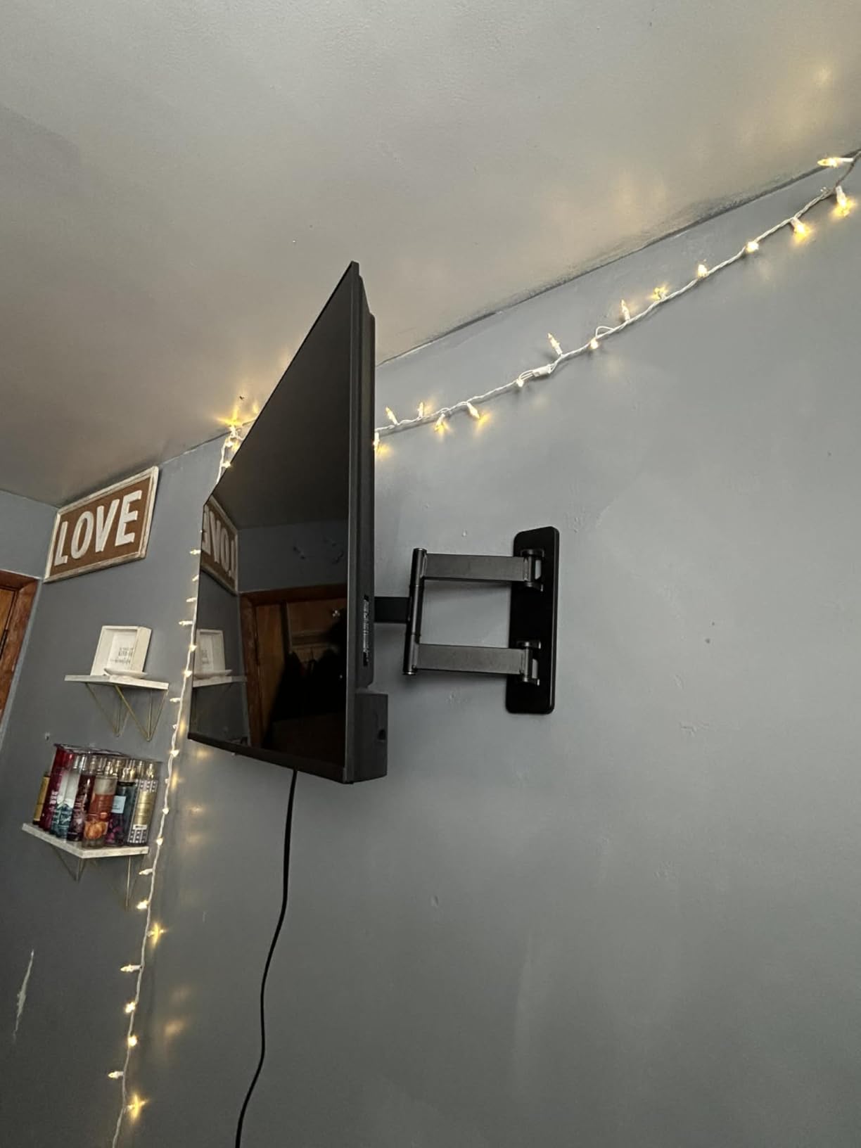 Amazon Basics Full Motion Articulating TV Wall Mount, with Swivel and Tilt, for 26