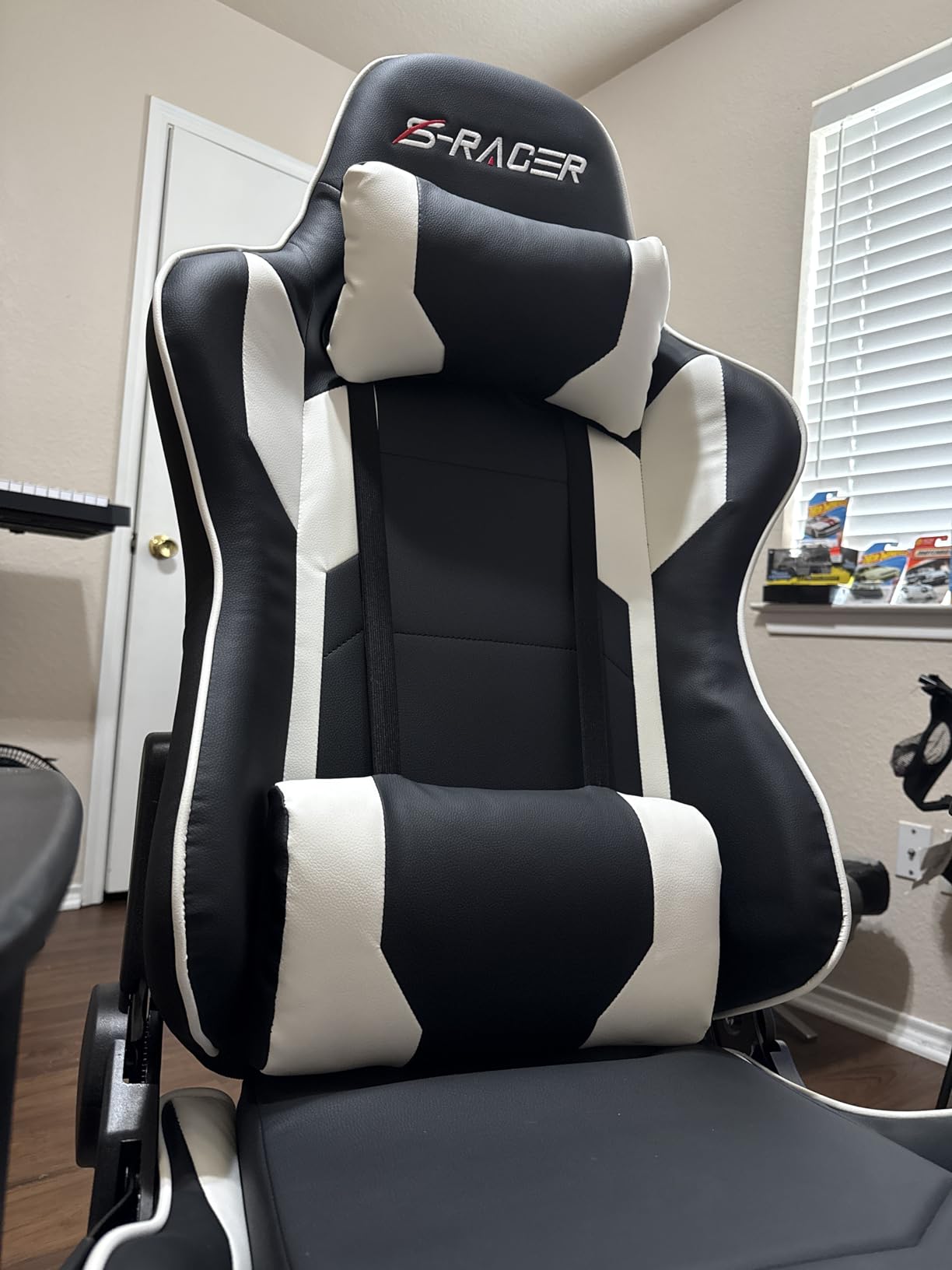Homall Gaming Chair, Office Chair High Back Computer Chair Leather Desk Chair Racing Executive Ergonomic Adjustable Swivel Task Chair with Headrest and Lumbar Support (White) customer photo 2