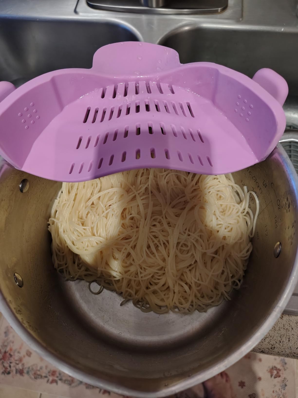 Kitchen Gizmo Snap N' Strain - Silicone Pasta Strainer Clip-On for Pots and Pans - Heat Resistant Colander for Vegetables and Noodles customer photo 1