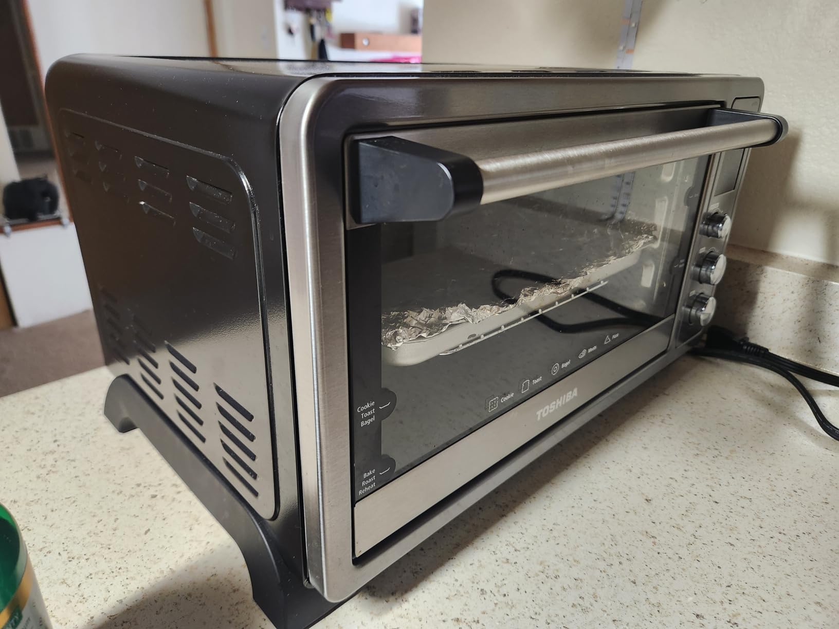 TOSHIBA AC25CEW-SS Large 6-Slice Convection Toaster Oven Countertop, 10-In-One with Toast, Pizza and Rotisserie, 1500W, Stainless Steel, Includes 6 Accessories customer photo 2