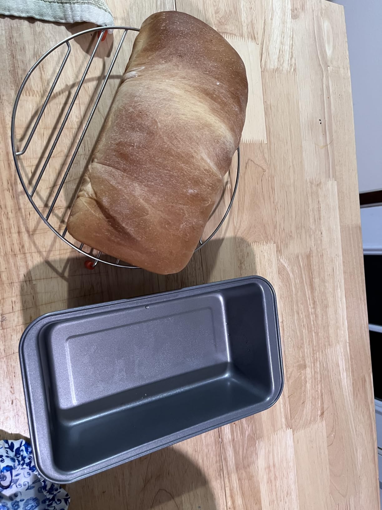 Amazon Basics Rectangular Nonstick Bread Loaf Pan for Baking Meatloaf with Even Heat Distribution, 9.5 x 5 Inch, Gray, Set of 2 customer photo 1