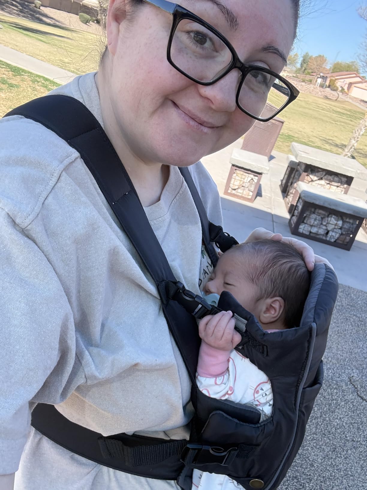 Infantino Swift Classic Carrier with Pocket, 2-Ways to Carry Carrier with Wonder Bib & Essentials Storage Front Pocket for Babies 8-25lb, Adjustable Strap, Black customer photo 1