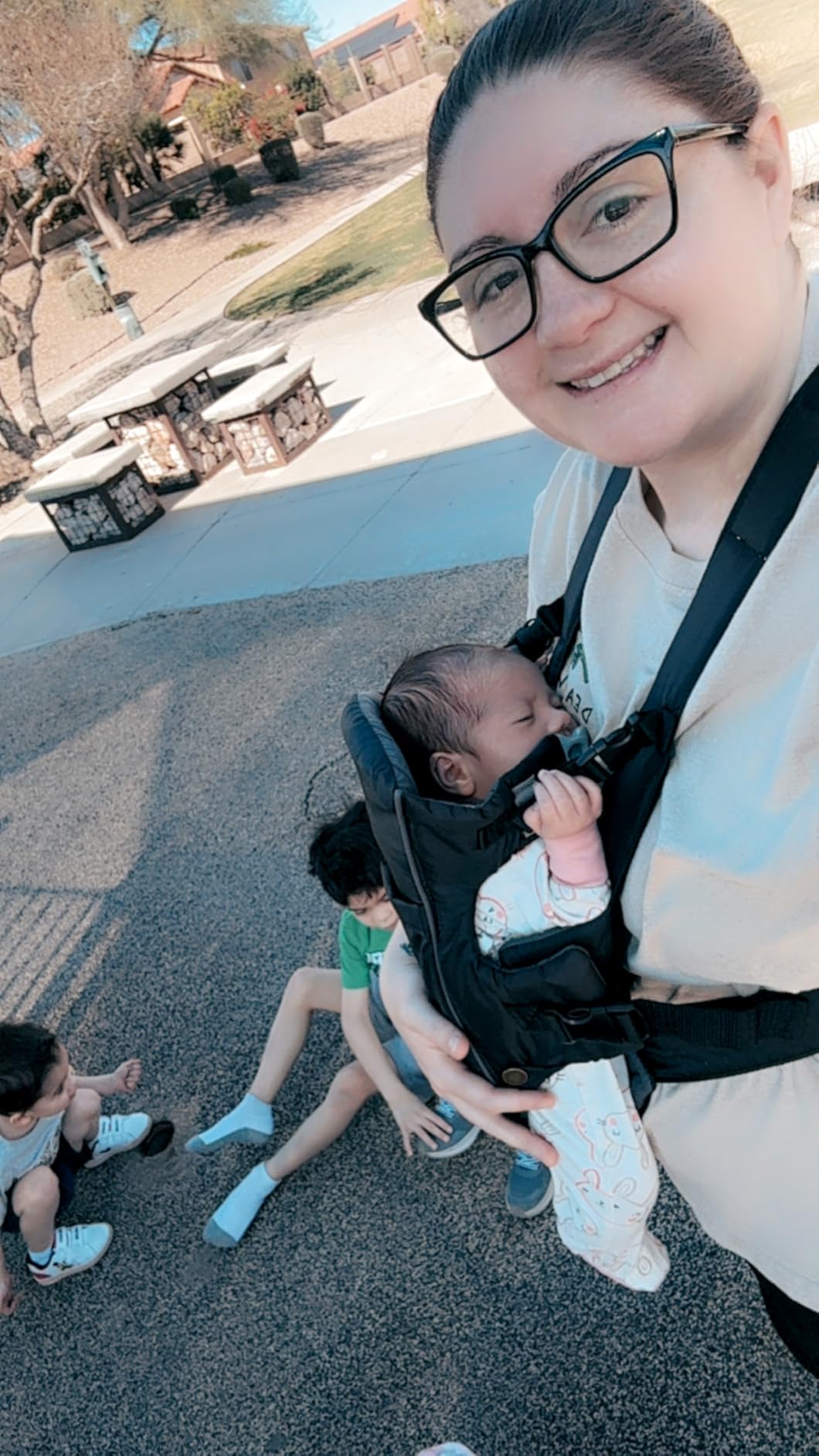 Infantino Swift Classic Carrier with Pocket, 2-Ways to Carry Carrier with Wonder Bib & Essentials Storage Front Pocket for Babies 8-25lb, Adjustable Strap, Black customer photo 2