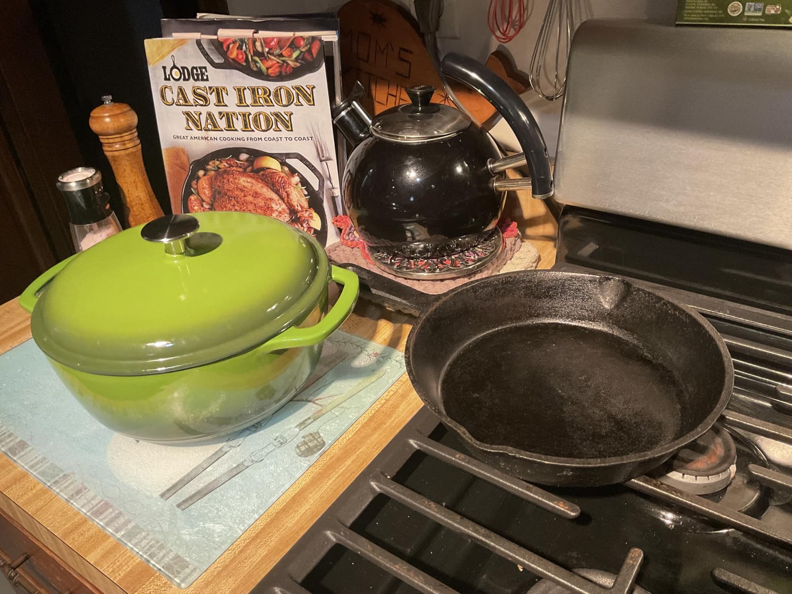 Amazon Basics Enameled Cast Iron Dutch Oven Pot with Lid, Oven Safe, Heavy-Duty, Dual Handles for Baking, Roasting, Stews, Round, 6-Quart, White customer photo 2