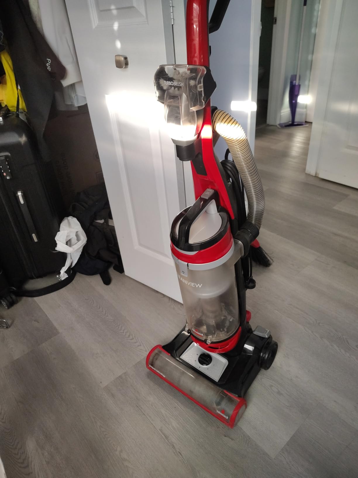 Bissell 2252 CleanView Swivel Upright Bagless Vacuum with Swivel Steering, Powerful Pet Hair Pick Up, Specialized Pet Tools, Large Capacity Dirt Tank, Easy Empty customer photo 1