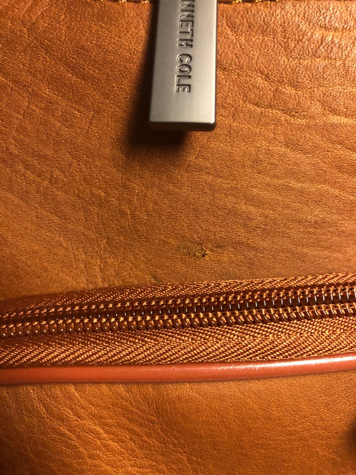 Kenneth Cole REACTION Out Of The Bag Manhattan Colombian Leather RFID 15.6