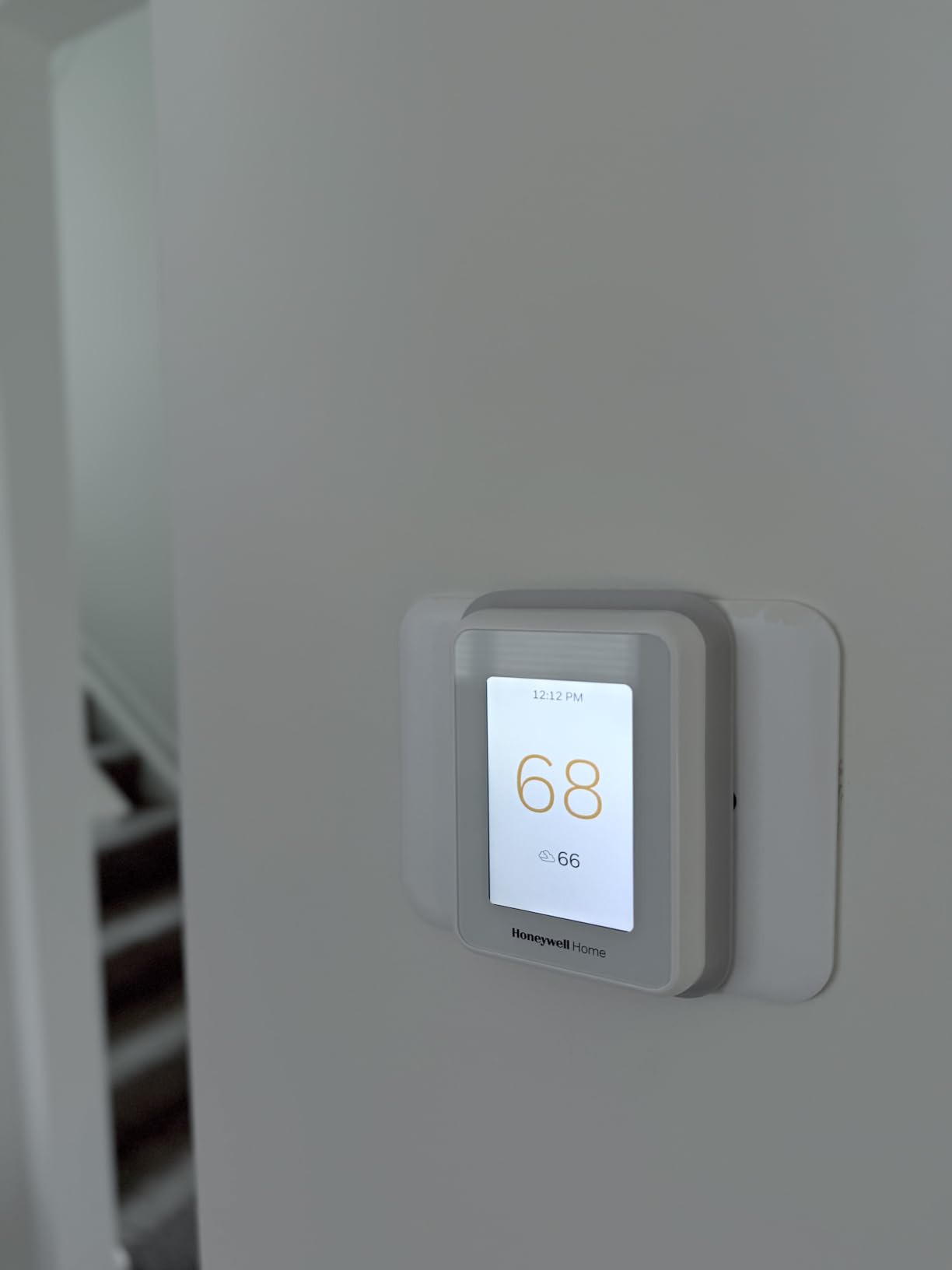 Honeywell Home T9 WiFi Smart Thermostat with 1 Smart Room Sensor, Touchscreen Display, White customer photo 1