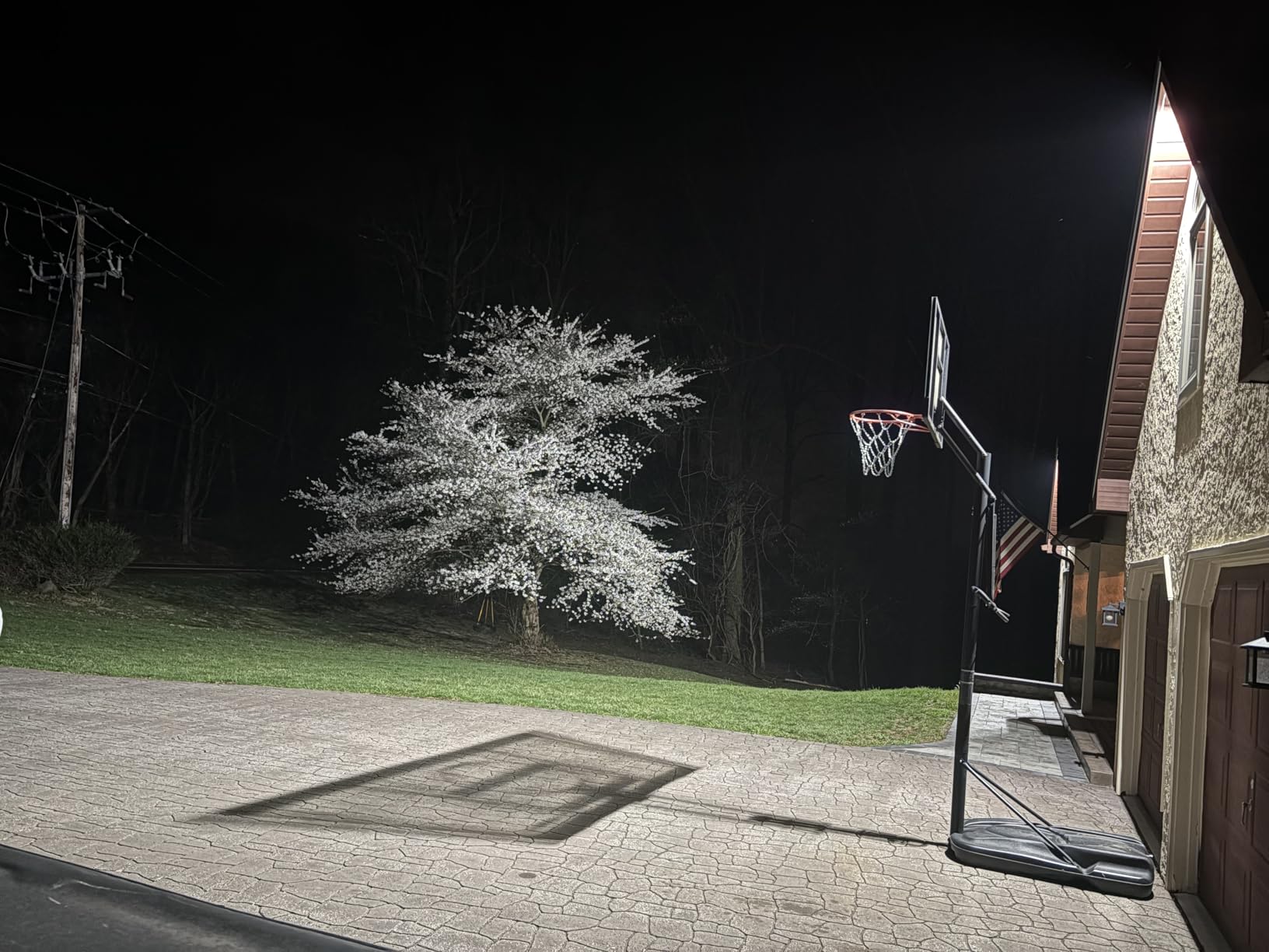 Onforu 75W Flood Lights Outdoor, 7000LM Brightness Security Lights Switch Controlled, 3 Adjustable Heads, IP65 Waterproof, 6500K Wall Mount Exterior LED Flood Light customer photo 1