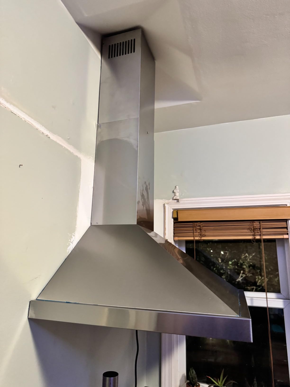 Wall Mount Range Hood 30 inch Kitchen Hood 700 CFM with Ducted/Ductless Convertible Duct, Touch Control, Permanent Filters, Stainless Steel, 3 Speed Exhaust Fan, LED Light customer photo 2