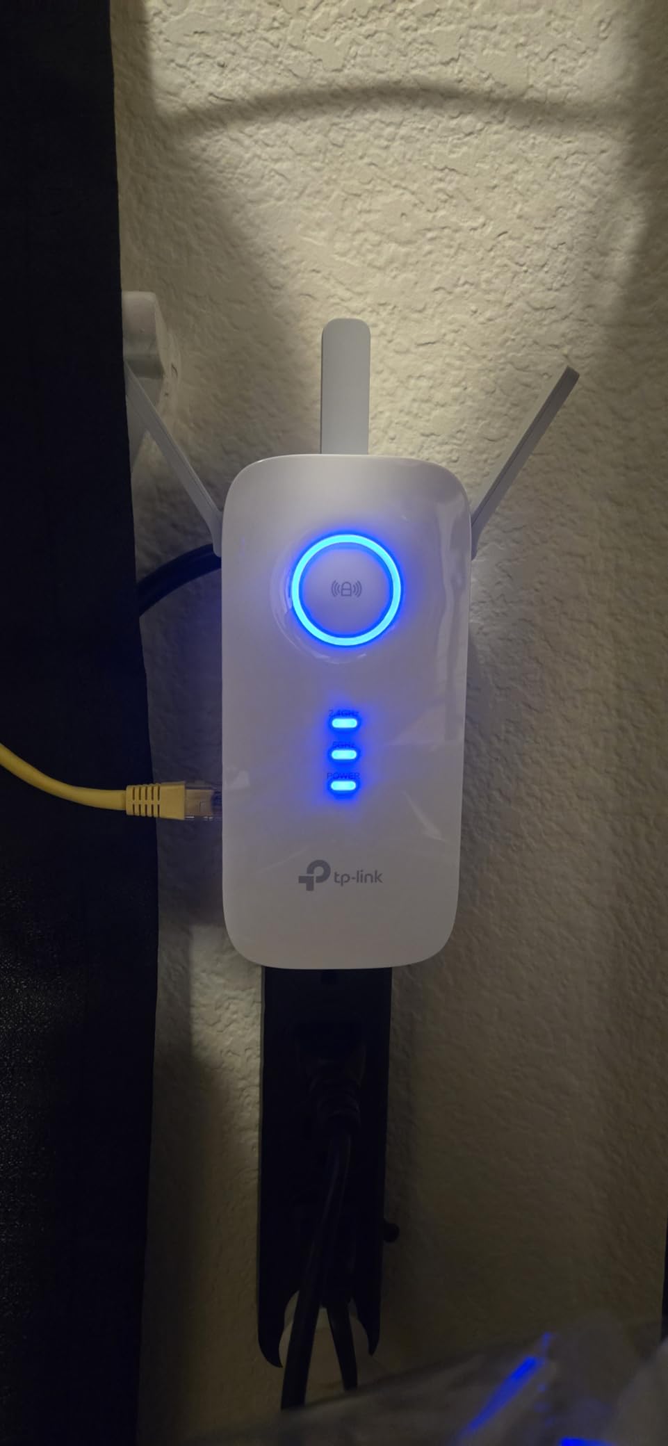 TP-Link AC1900 WiFi Range Extender RE550 customer photo 1