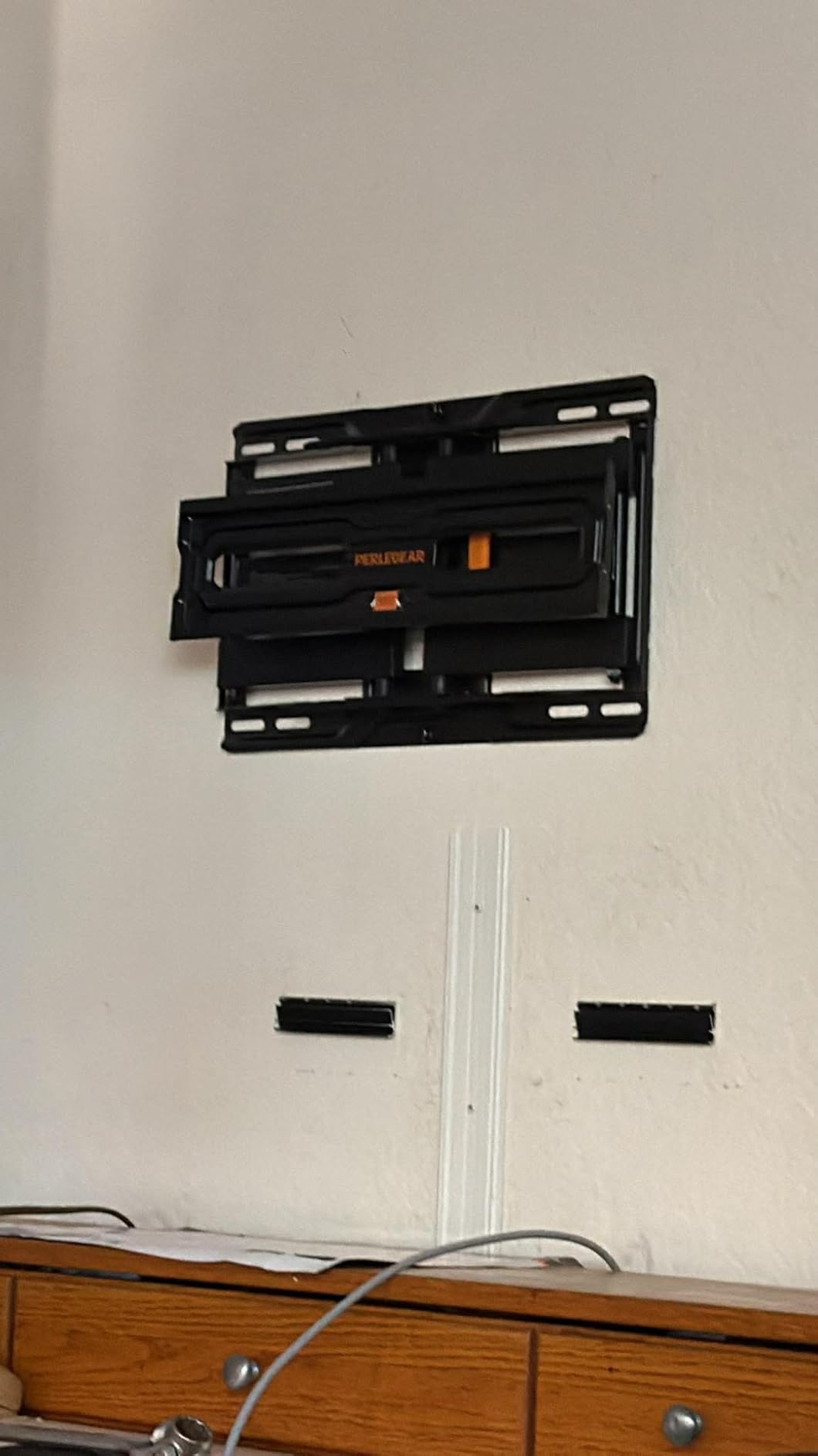 Perlegear UL Listed Full Motion TV Wall Mount for 42-90