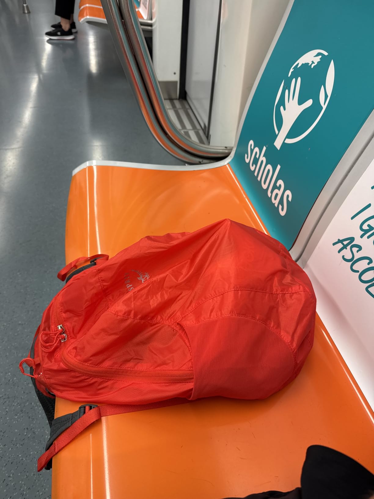 Osprey Ultralight Collapsible Stuff Pack - Lightweight, Packable Travel Backpack - Extra Bag For Travel and Every Day - 18 L Capacity Daypack to Expand Luggage, Black customer photo 2