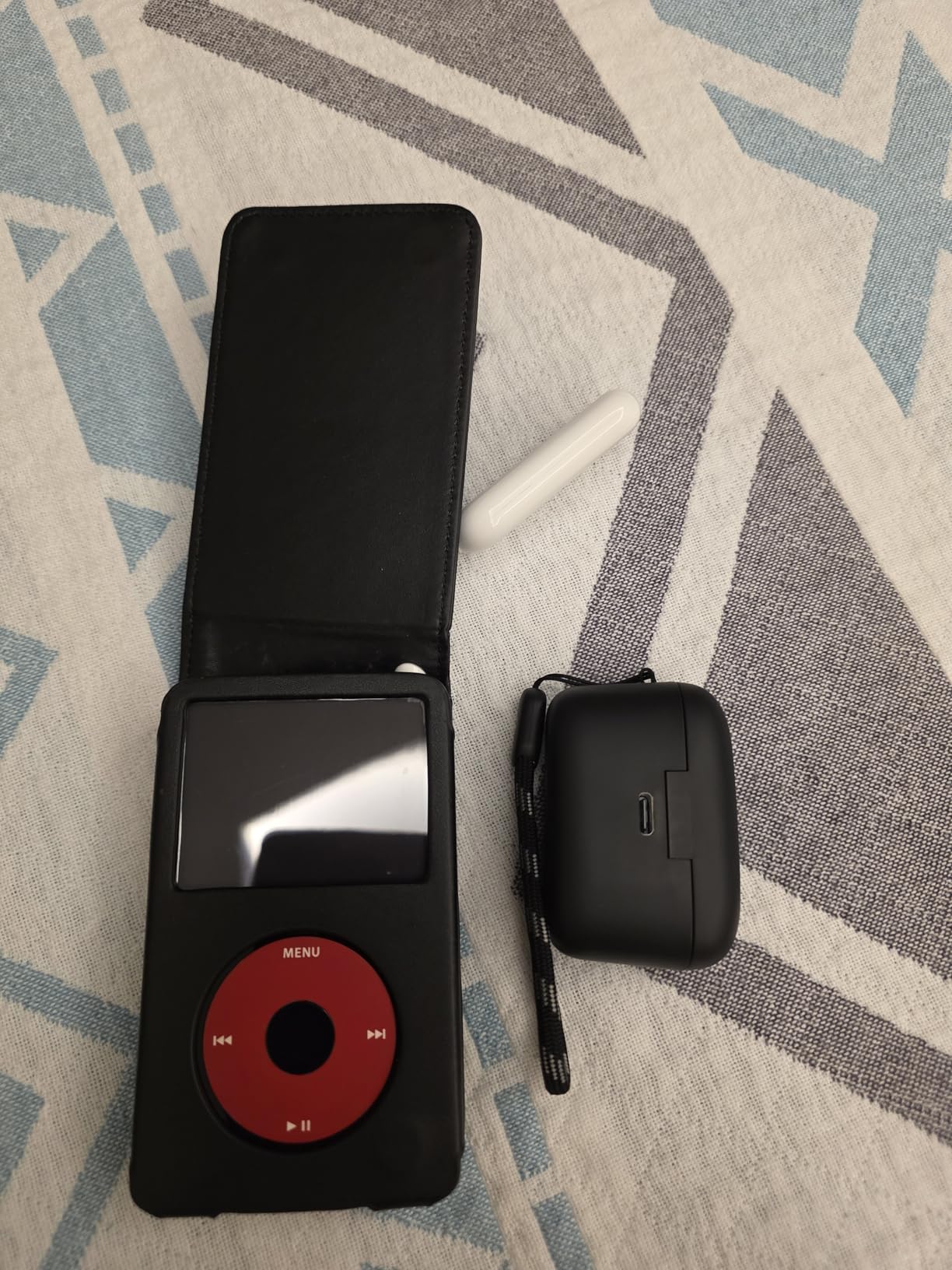 Twelve South AirFly SE | Bluetooth Wireless Audio Transmitter Adapter for AirPods/Headphones, 20+ Hr Battery, Works with 3.5mm aux Jacks on Airplanes, TVs, Gym Equipment customer photo 1