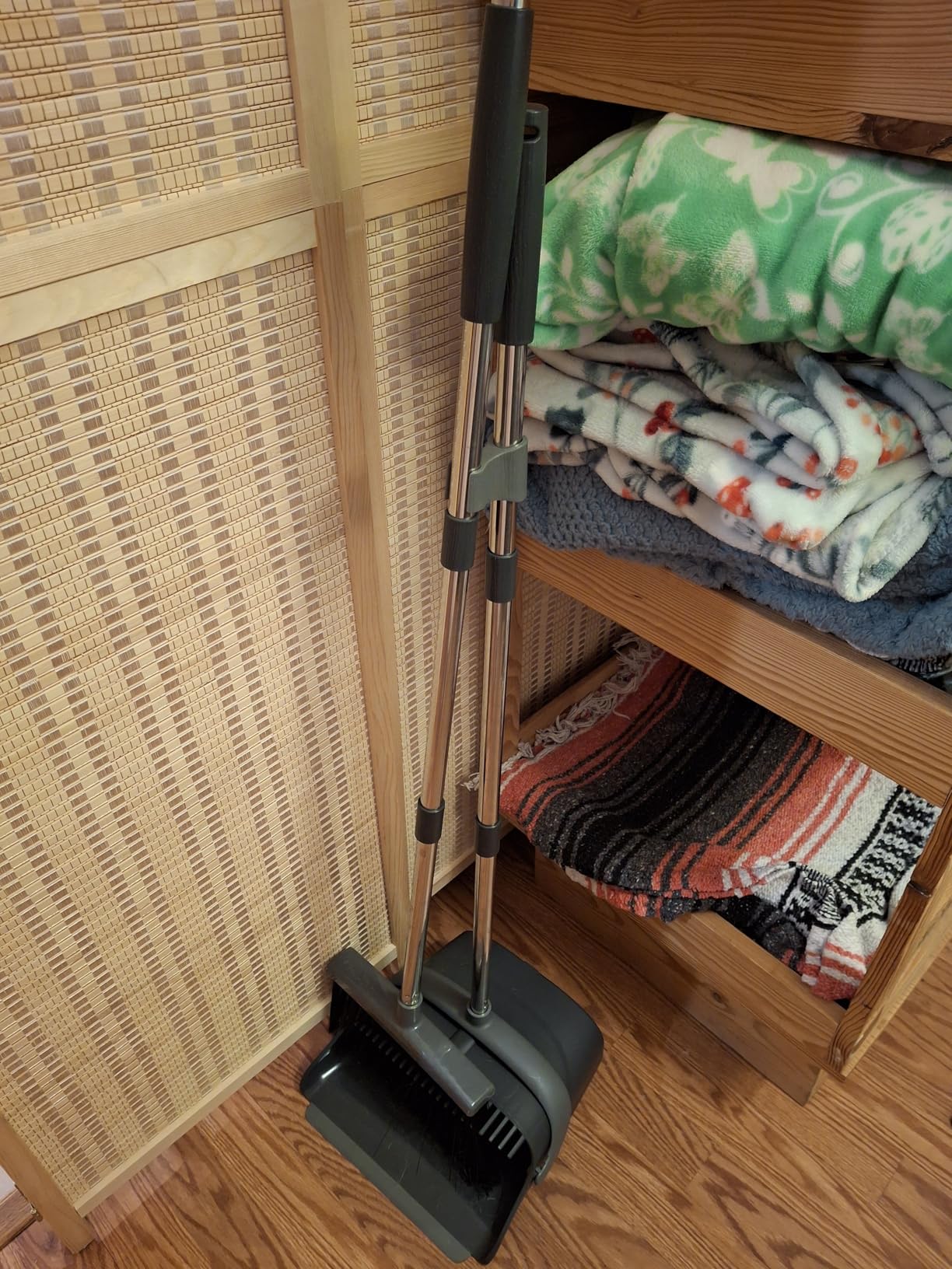 Ivandar Broom and Dustpan Set for Home, Dust pan with Long Handle, Broom with Dustpan Combo Set, for Home Kitchen Room Office Lobby Floor Use Upright Stand Up Sweeping (Gray&Green) customer photo 1