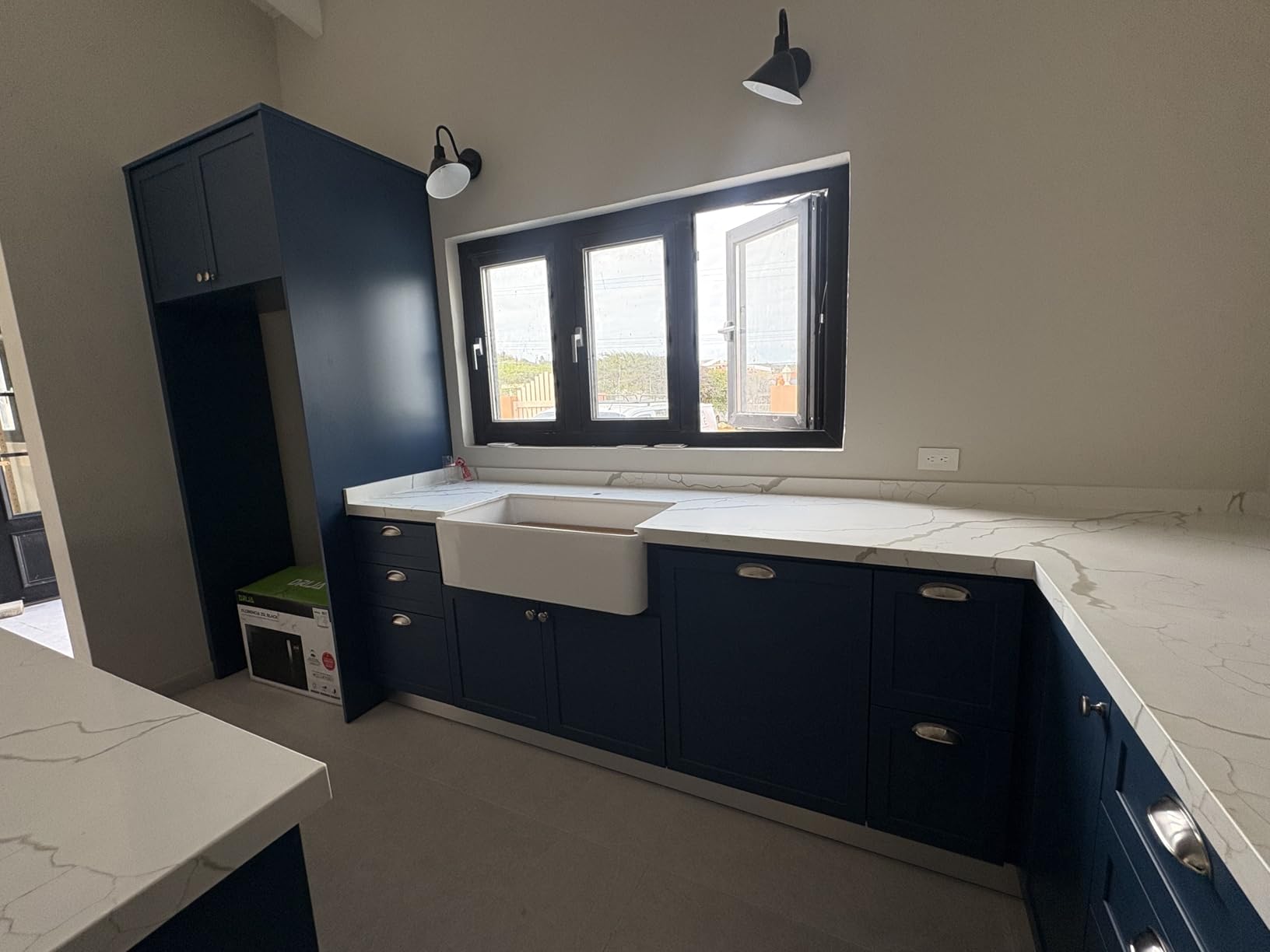 Miuara Farmhouse Sink 24 Inch - Small Apron Front Undermount Kitchen Sink Reversible 24