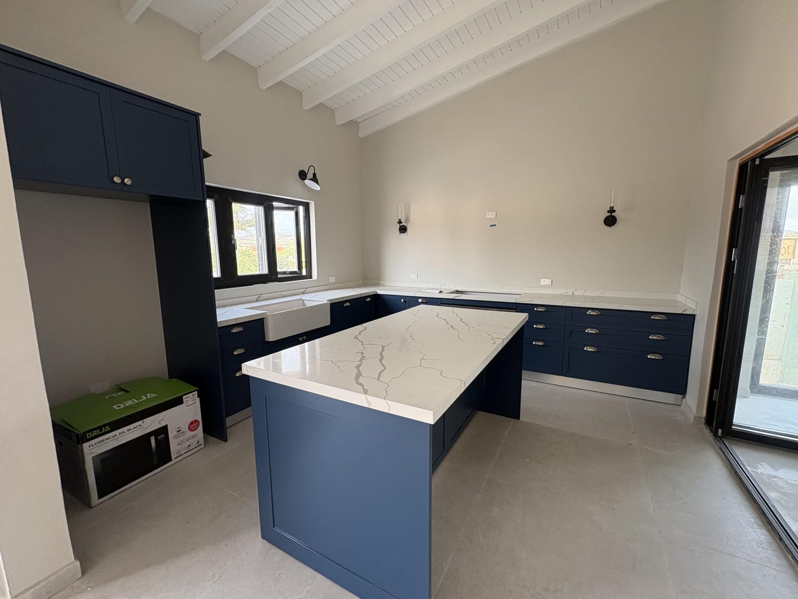 Miuara Farmhouse Sink 24 Inch - Small Apron Front Undermount Kitchen Sink Reversible 24