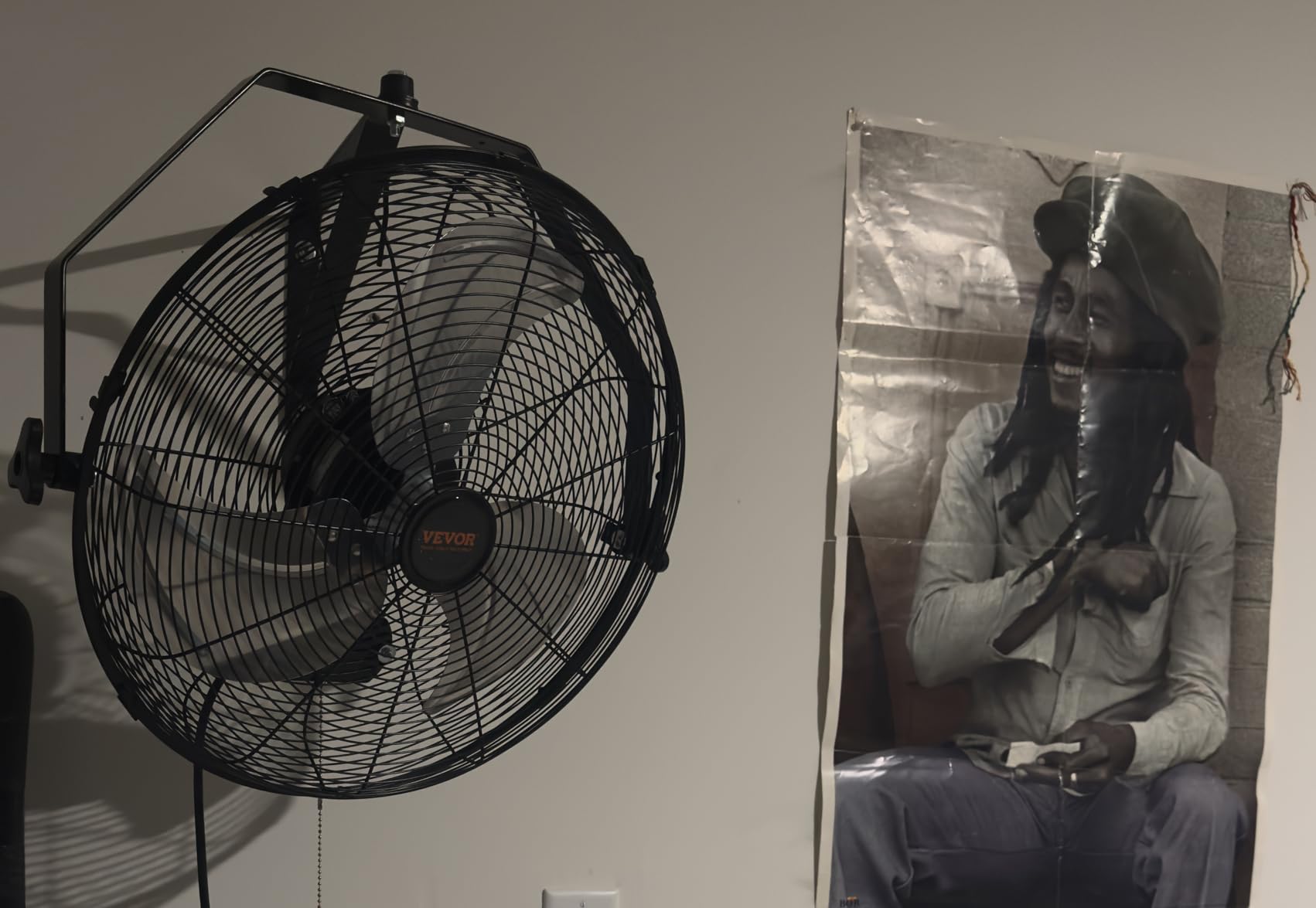 VEVOR 18 Inch Wall Mount Fan, 3-speed IP44 Waterproof Fan, Max. 4150 CFM Wall Mounted for Outdoor, Commercial, Residential, Greenhouse, Workshop, Patio, Black, ETL Listed customer photo 2