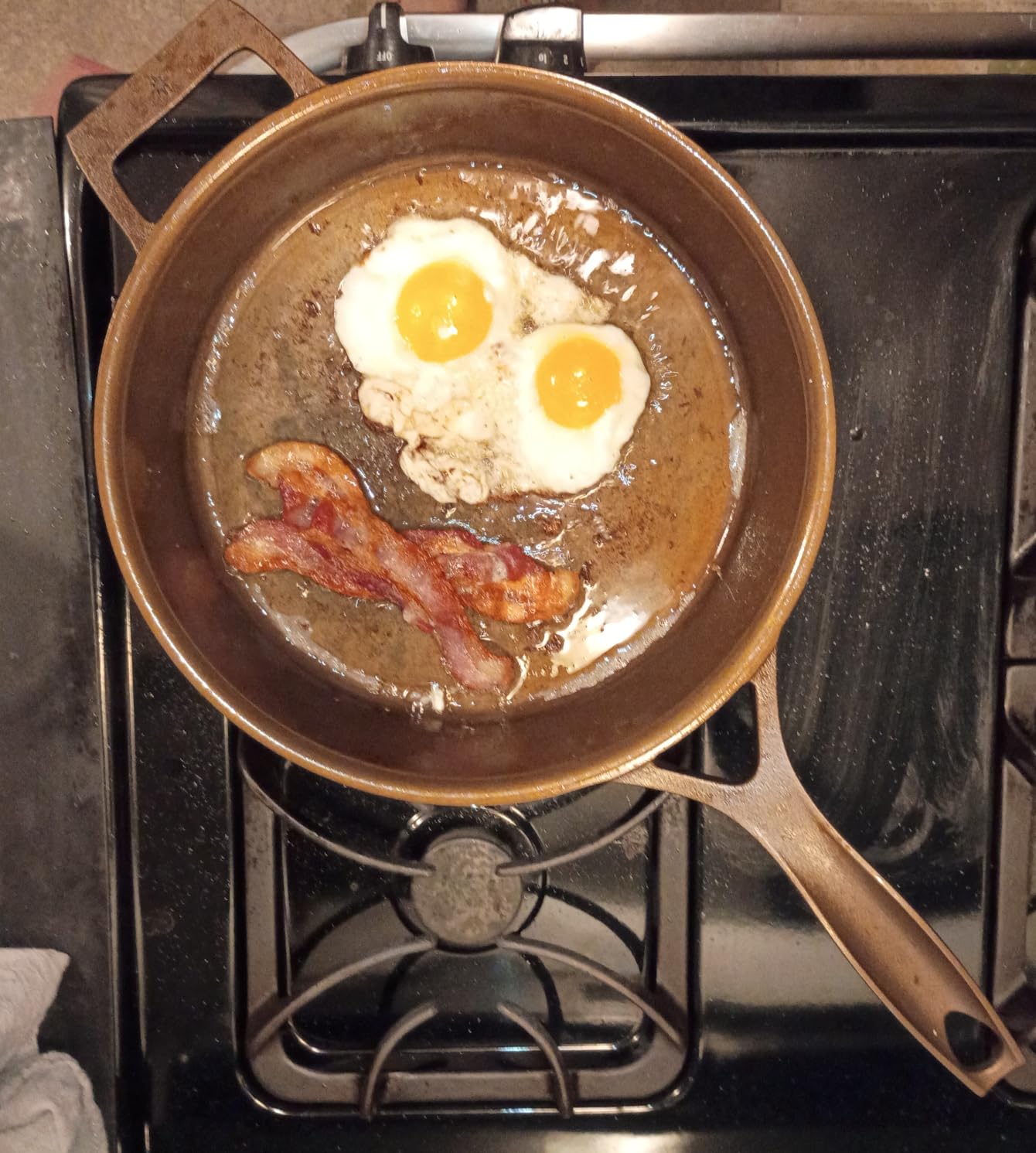 Stargazer 10.5-Inch Cast Iron Skillet | Made in USA, Seasoned, Premium Frying Pan for Grilling, Searing, Baking & More - Durable Cast Iron with Smooth Cooking Surface customer photo 1