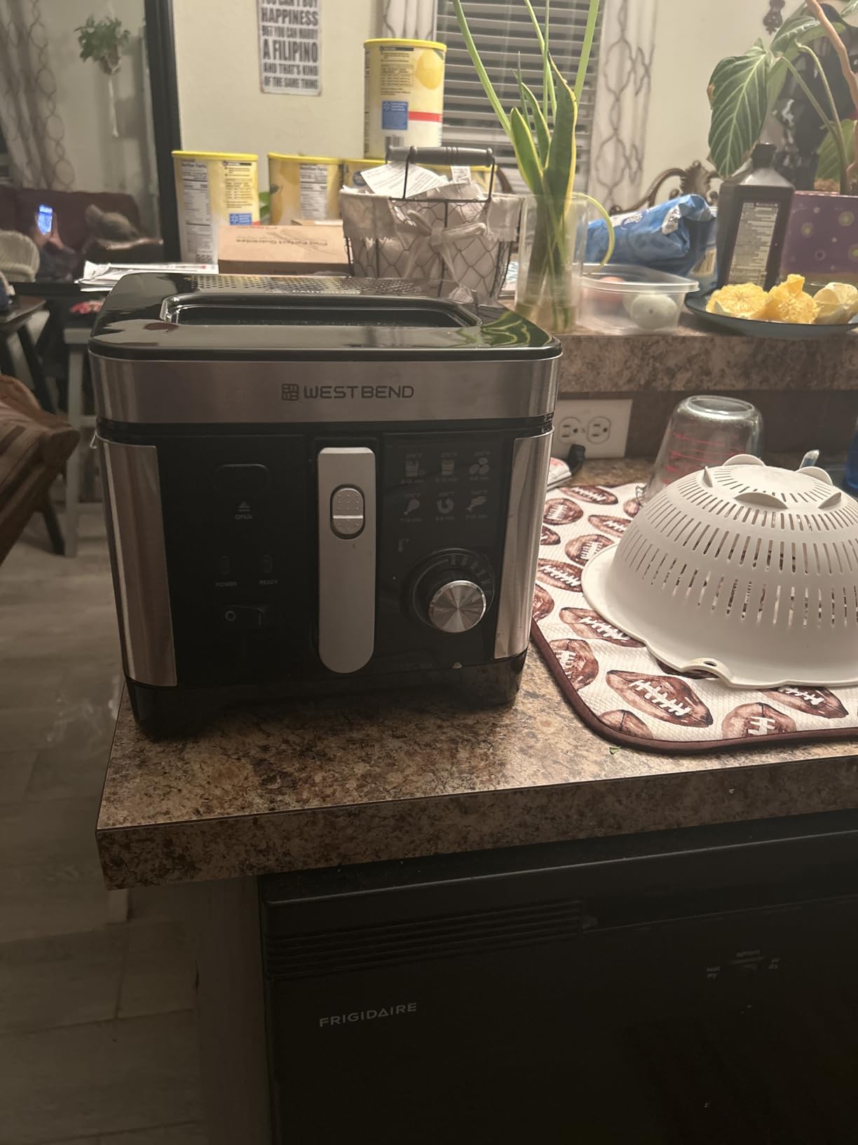 West Bend Deep Fryer with Adjustable Temperature Control Nonstick Basket Easy-View Window and Temperature Guide, Folding Handle and Locking Cover for Easy Storage, 3-Liter, Silver customer photo 1