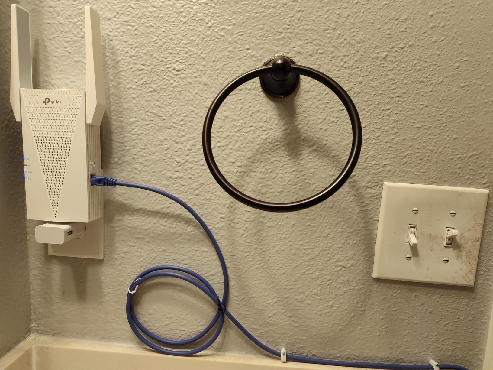 TP-Link RE615X AX1800 WiFi 6 Range Extender customer photo 1