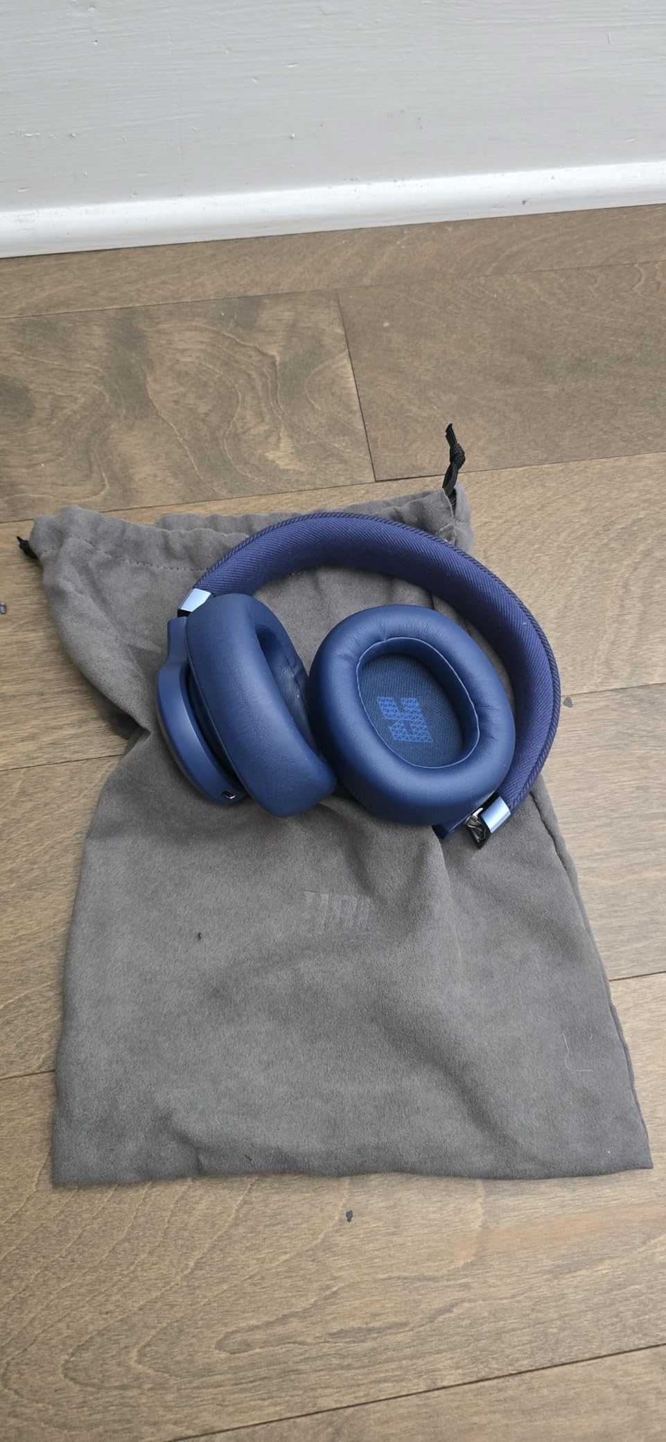 JBL Live 770NC - Wireless Over-Ear Headphones with True Adaptive Noise Cancelling with Smart Ambient, Up to 65 Hours of Battery Life, Comfort-fit Fabric Headband & Carrying Pouch (Black) customer photo 1