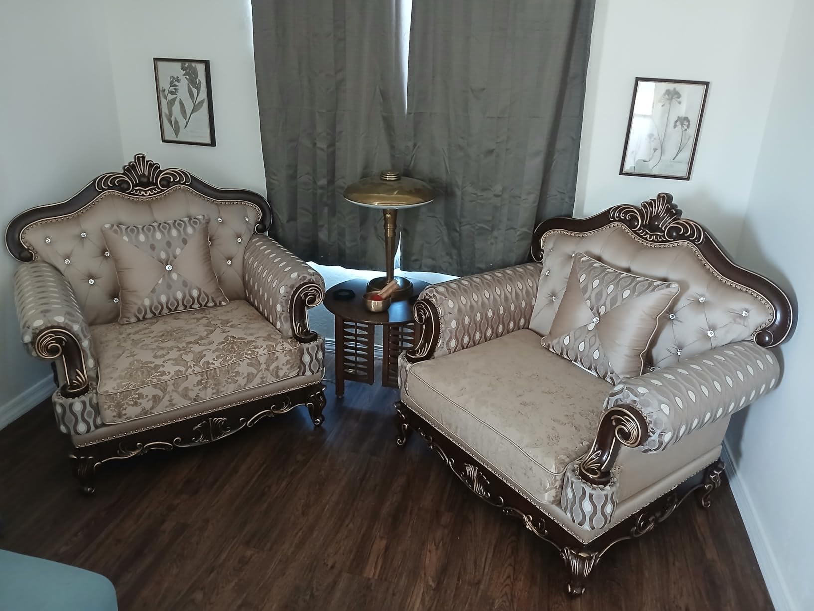 Lexicon Traditional Sofa Couch for Living Room, Rolled Arm Sofa with 5 Accent Pillows, Tufting, Queen Legs in Cherry Finish with Gold Tipping, Upholstered Living Room Furniture, 3 Seater Couch, Brown customer photo 1