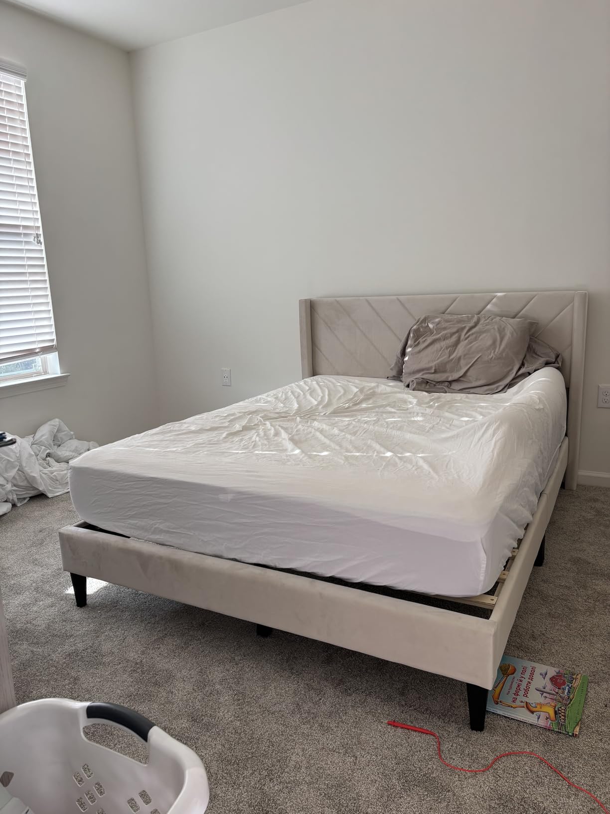 Yaheetech Queen Bed Frame Upholstered Platform Bed with Wing Side, Wooden Slat Support, Tufted Headboard with Wing Side, Mattress Foundation, No Box Spring Needed, Beige customer photo 2