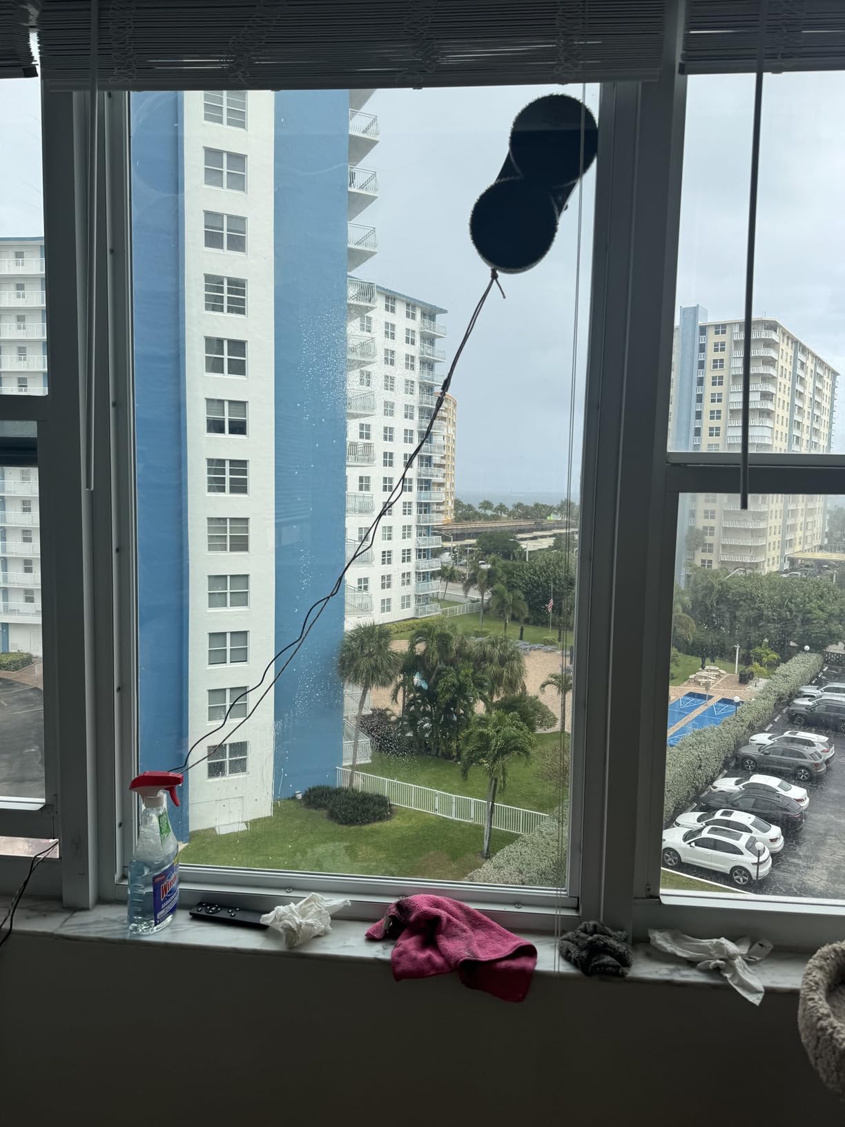 Window Cleaning Robot, Automatic Window Cleaner with Water Spray for Windows/Tiles/Class Door, Inside/Outside, 5600Pa Suction Power, 3.0 Path Planning, Remote Control customer photo 1