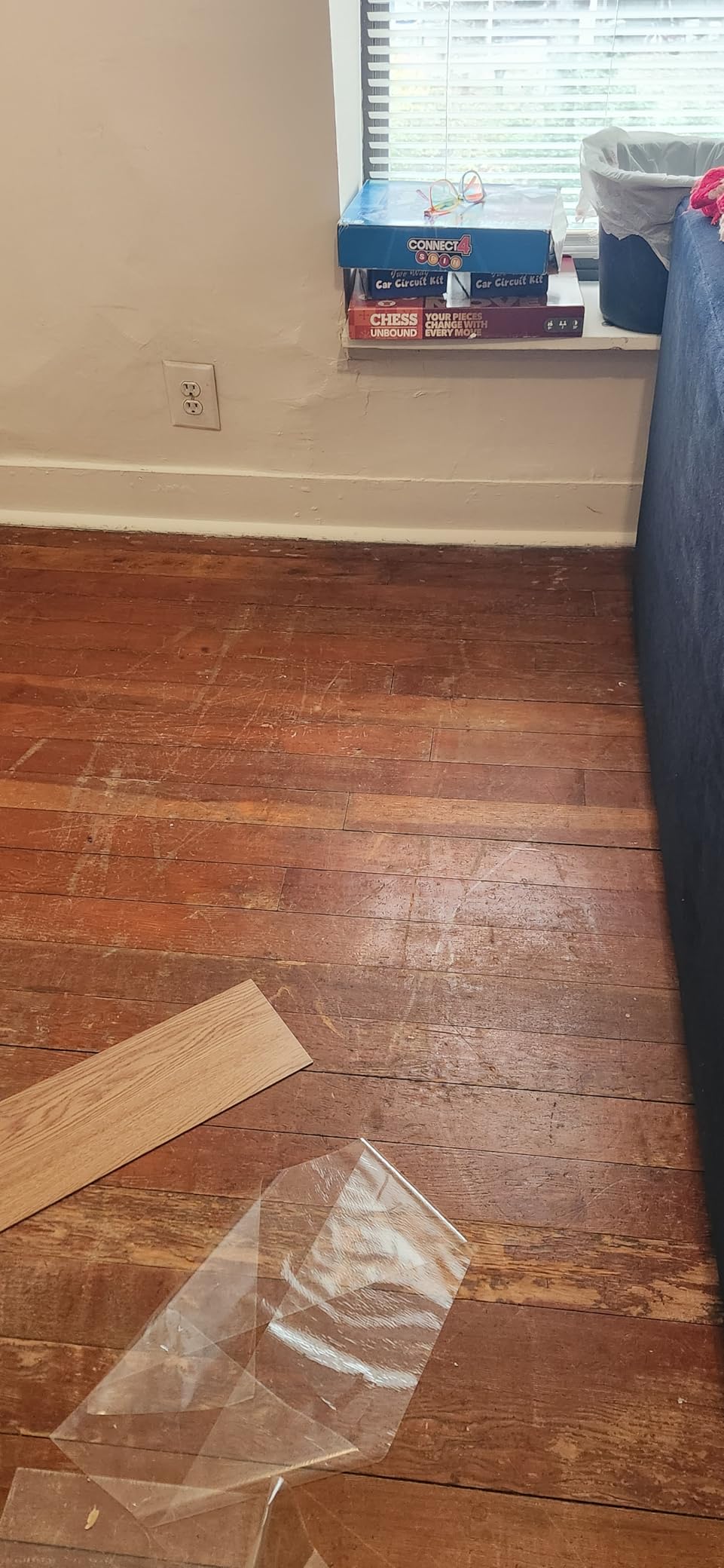 VEVOR Self Adhesive Vinyl Floor 36 x 6 inch, 36 Tiles 2.5mm Thick Peel and Stick Floor Tile Home Decor Natural Wood Grain DIY Flooring (54 Sq.Ft) customer photo 2