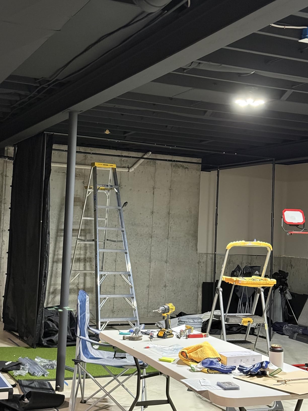 Complete Golf Simulator Enclosure Package - 4K-Ready Impact Screen with Blackout Cage, Projector Mount, Frame Poles, Side Shank Nets customer photo 1