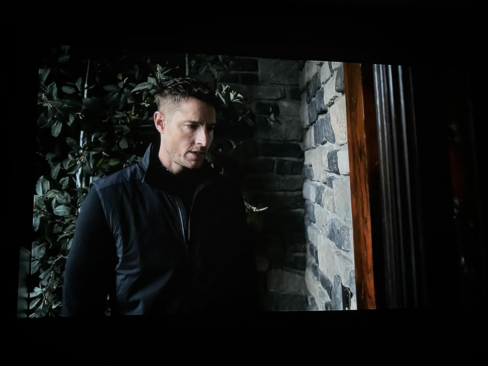 HAPPRUN 2000 ANSI 4K Decoding Projector with WiFi and Bluetooth, Auto Focus, 300'' Display for Indoor/Outdoor customer photo 1