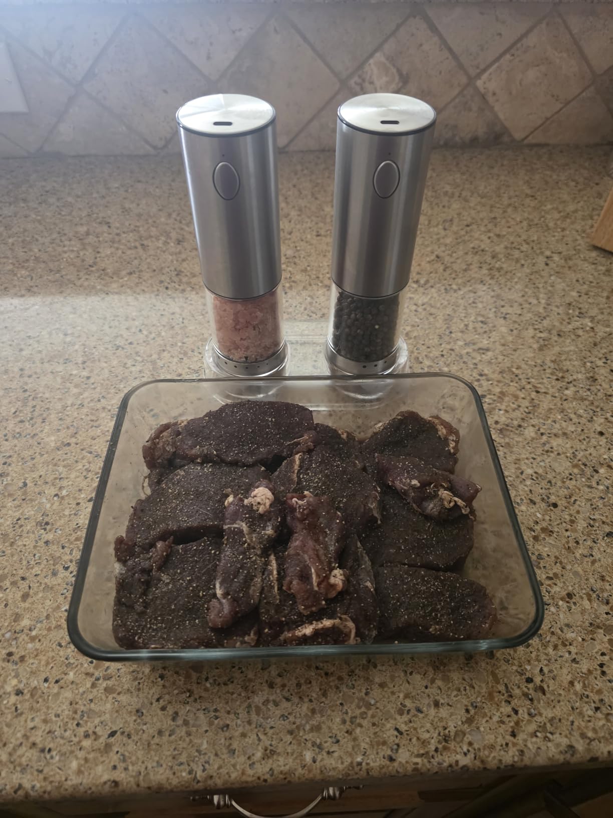 Electric Salt and Pepper Grinder Set Automatic Battery Pepper Mill Shakers Adjustable Coarseness Upgraded Larger Capacity with Led customer photo 1