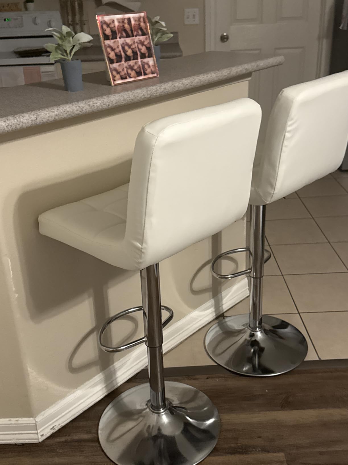 DUMOS Bar Stools Set of 4, 24 inch Counter Height Bar Stools, Upholstered Modern Kitchen Barstools with Metal Base, PU Leather Saddle Stools for Kitchen Island, Black customer photo 2