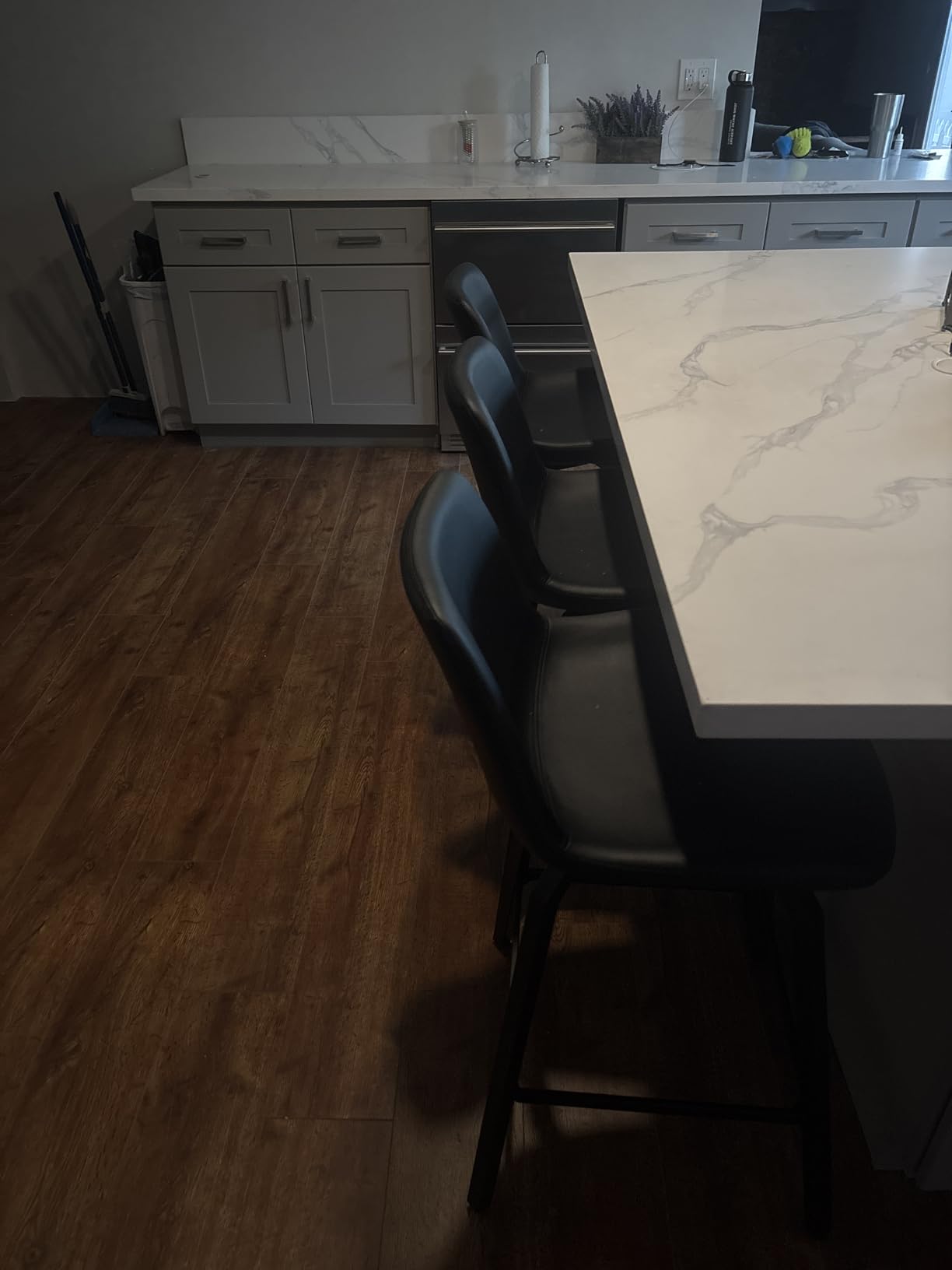 LUE BONA 360° Swivel Bar Stools Set of 4, 26 Inch Counter Height Bar Stools, Modern Faux Leather with Enlarged Seats, Metal Legs for Kitchen Island, Dining, Vintage Brown customer photo 1