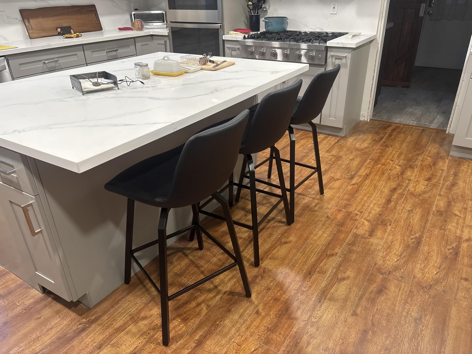 LUE BONA 360° Swivel Bar Stools Set of 4, 26 Inch Counter Height Bar Stools, Modern Faux Leather with Enlarged Seats, Metal Legs for Kitchen Island, Dining, Vintage Brown customer photo 2