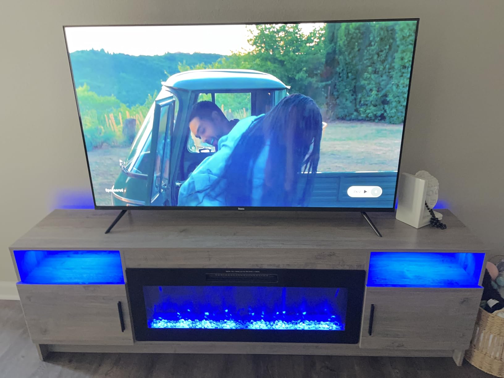 Roku Smart TV - 55-Inch Select Series, 4K HDR TV - Roku TV with Enhanced Voice Remote - Flat Screen LED Television with Wi-Fi for Streaming Live Local News, Sports, Family Entertainment customer photo 2