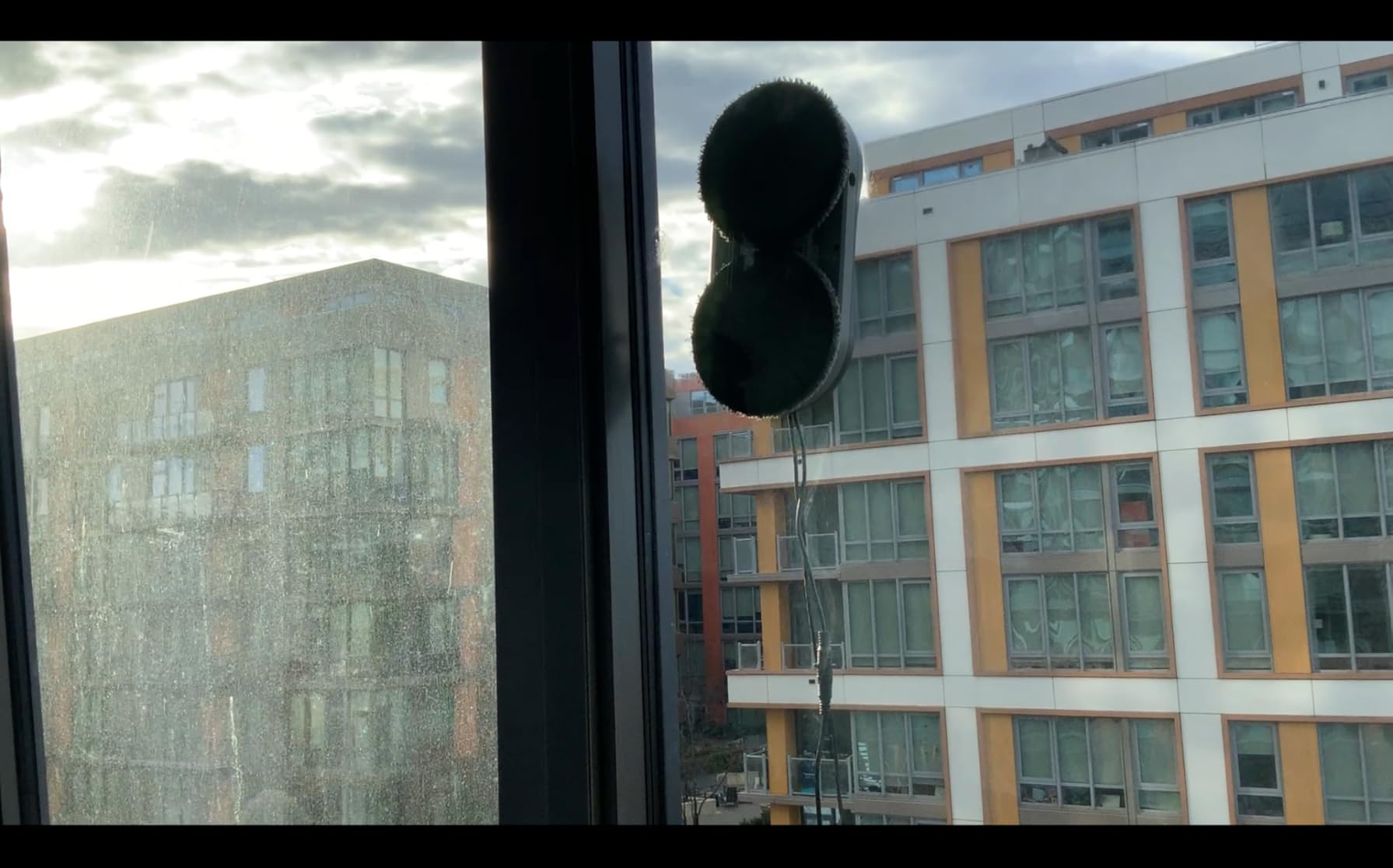 KKI Window Cleaning Robot, Automatic Window Cleaner Robot, Dual Spray, Max 3200Pa, AI Path Planning & Edge Detection, Remote Control for High-Rise Windows, Glass,Door,10xCloths, X3 (Black) customer photo 2