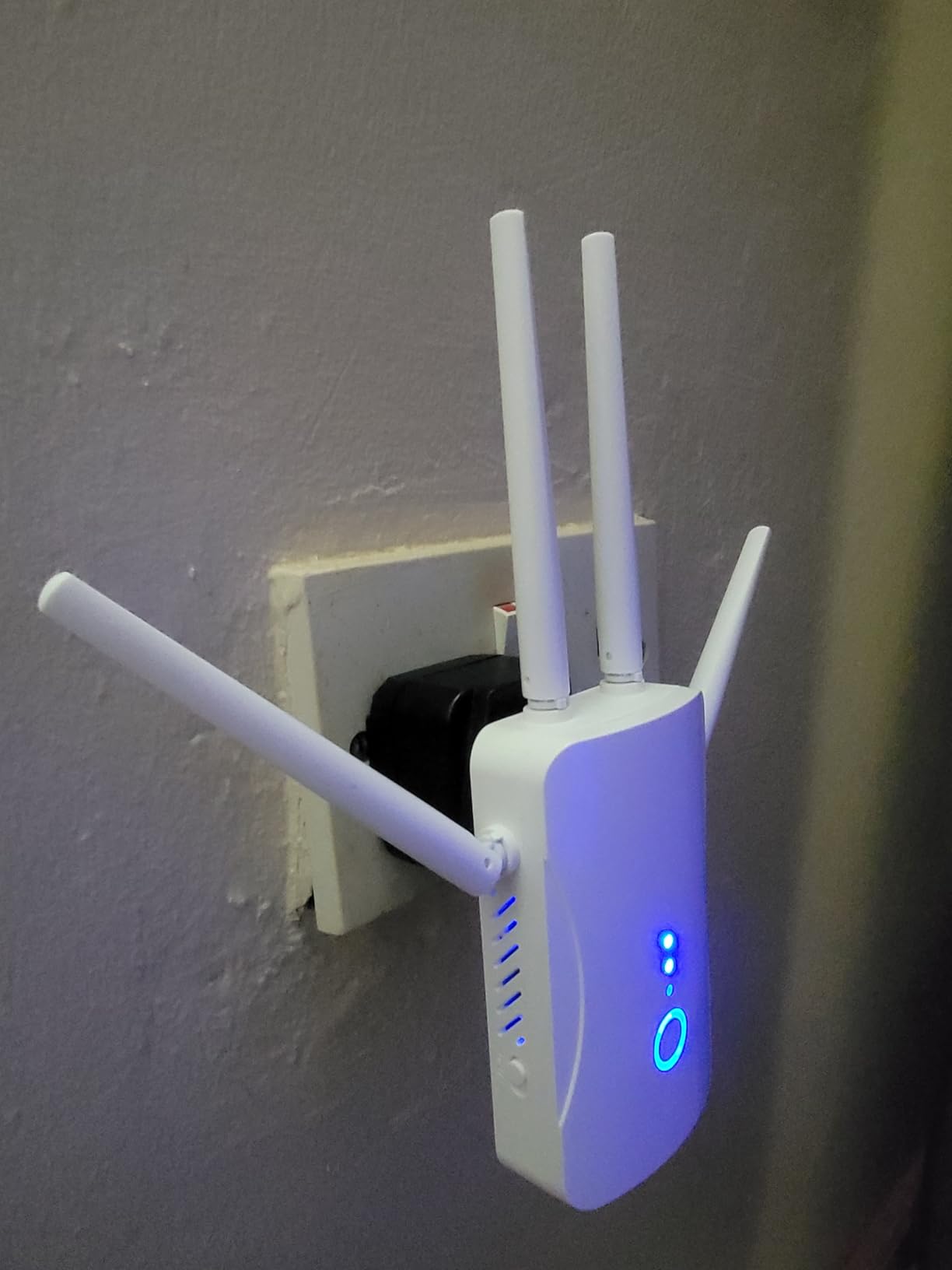 2026 WiFi Extender Signal Booster customer photo 2
